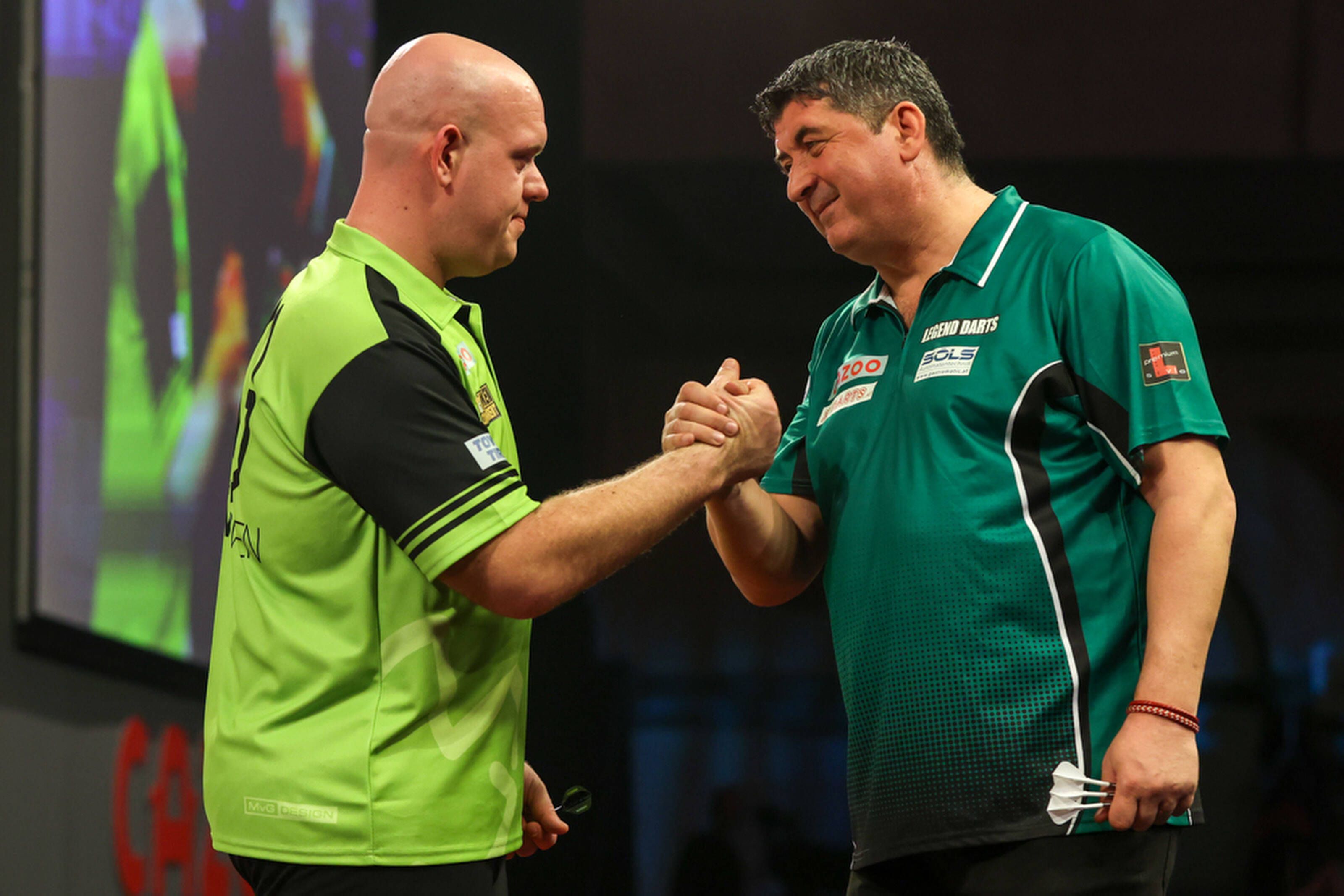 Michael van Gerwen checkte gegen Mensur Suljovic 121 Punkte nicht. Dafür wurde er vom Publikum ausgebuht. 