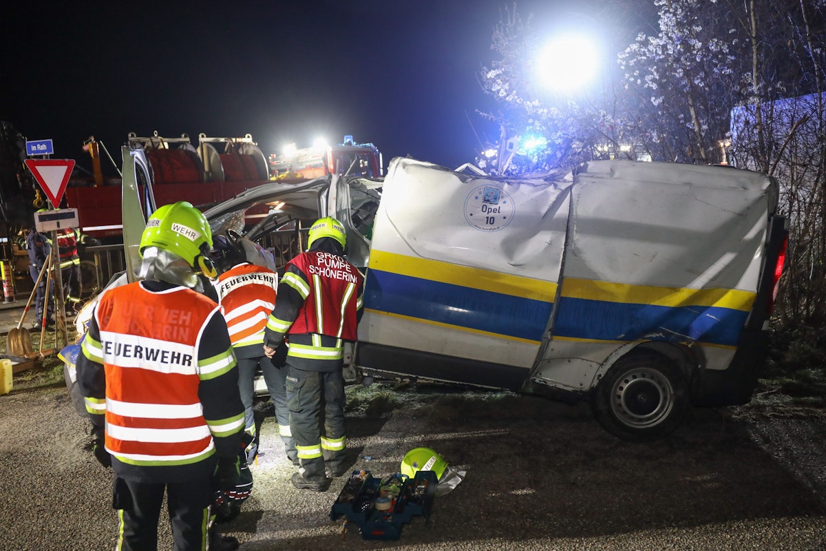 Lenker mit Kleintransporter auf Eferdinger Straße bei Wilhering schwer verunfallt