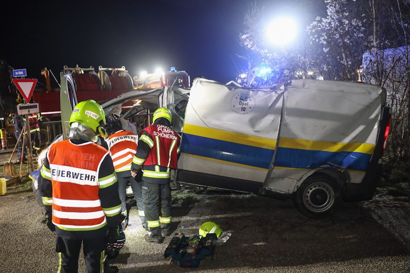 Ein schwerer Verkehrsunfall mit einem Kleintransporter hat sich in der Nacht auf Donnerstag auf der B129 Eferdinger Straße bei Wilhering (Bezirk Linz-Land) ereignet.