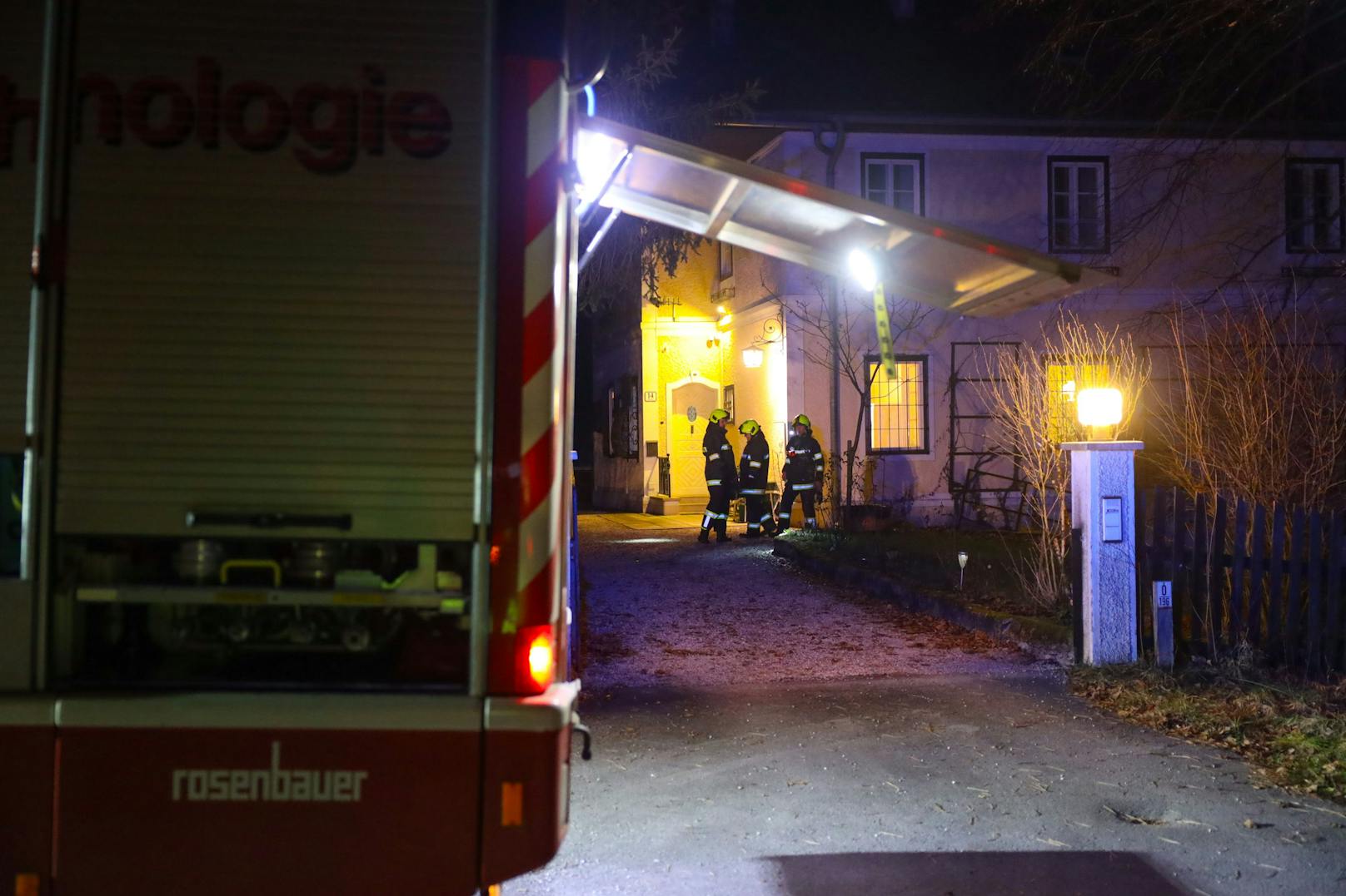 In Klaus an der Pyhrnbahn (Bezirk Kirchdorf an der Krems) standen am Mittwoch die Einsatzkräfte zweier Feuerwehren bei einem Brand in einem Wohnhaus im Einsatz.