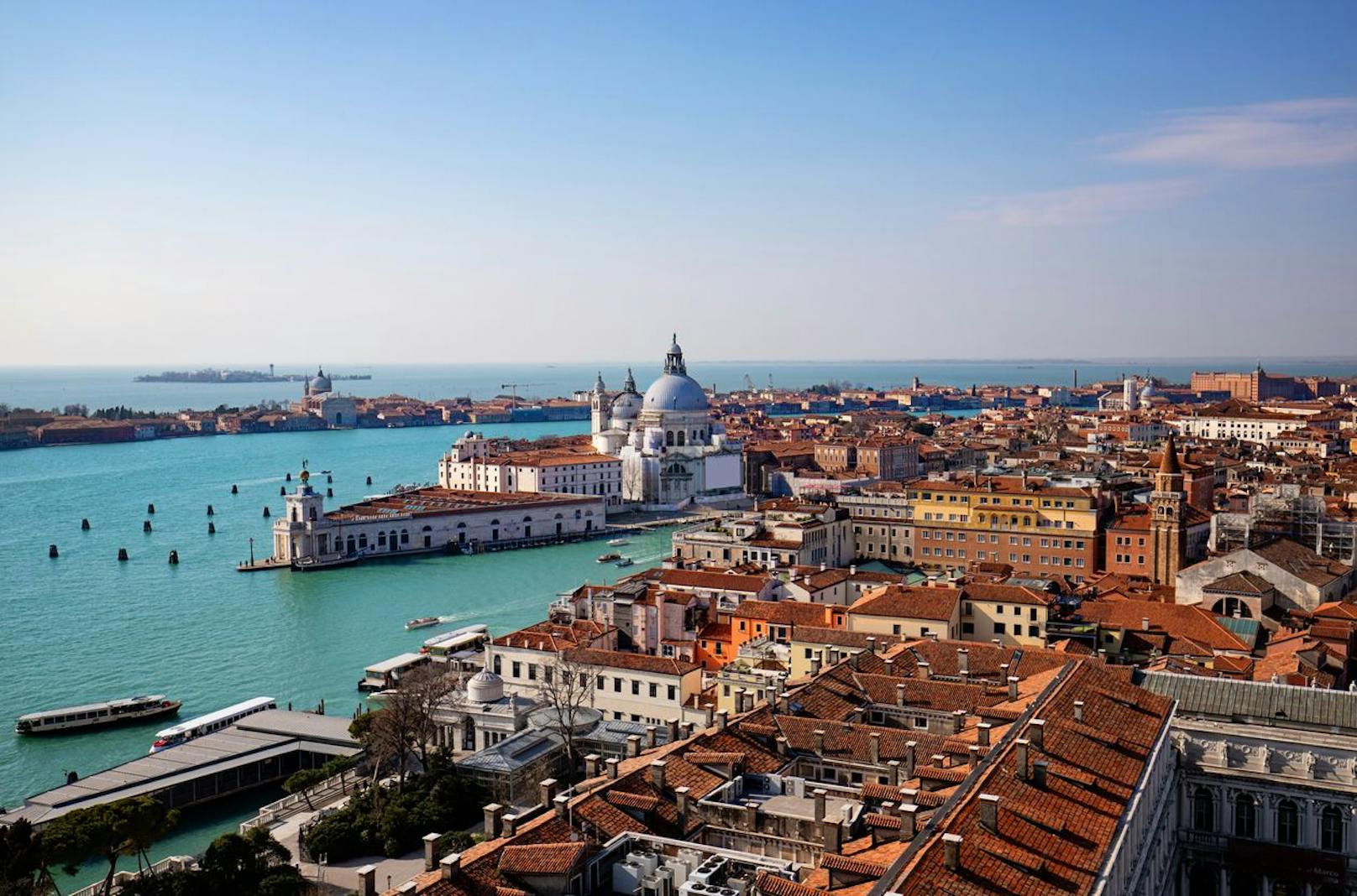 <strong>Venedig (Italien):</strong> Mit einem Verhältnis von 370 Besuchern pro Einwohner und Jahr (zum Vergleich: Paris liegt bei 160) ist Venedig das Gesicht des Massentourismus schlechthin. Die Konsequenzen: Seit Sommer 2021sind Kreuzfahrtschiffe verboten und <a data-li-document-ref="100203222" href="https://www.heute.at/g/ab-sommer-hier-kommt-gebuehr-fuer-tagestouristen-100203222">ab Sommer 2023 wird eine Zugangssteuer für Reisende eingeführt</a>, die nicht mindestens eine Nacht in der Stadt verbringen.