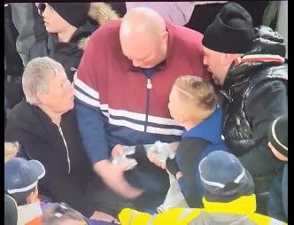 Ein Newcastle-Fan versucht einem jungen Fan das Shirt zu entreißen.