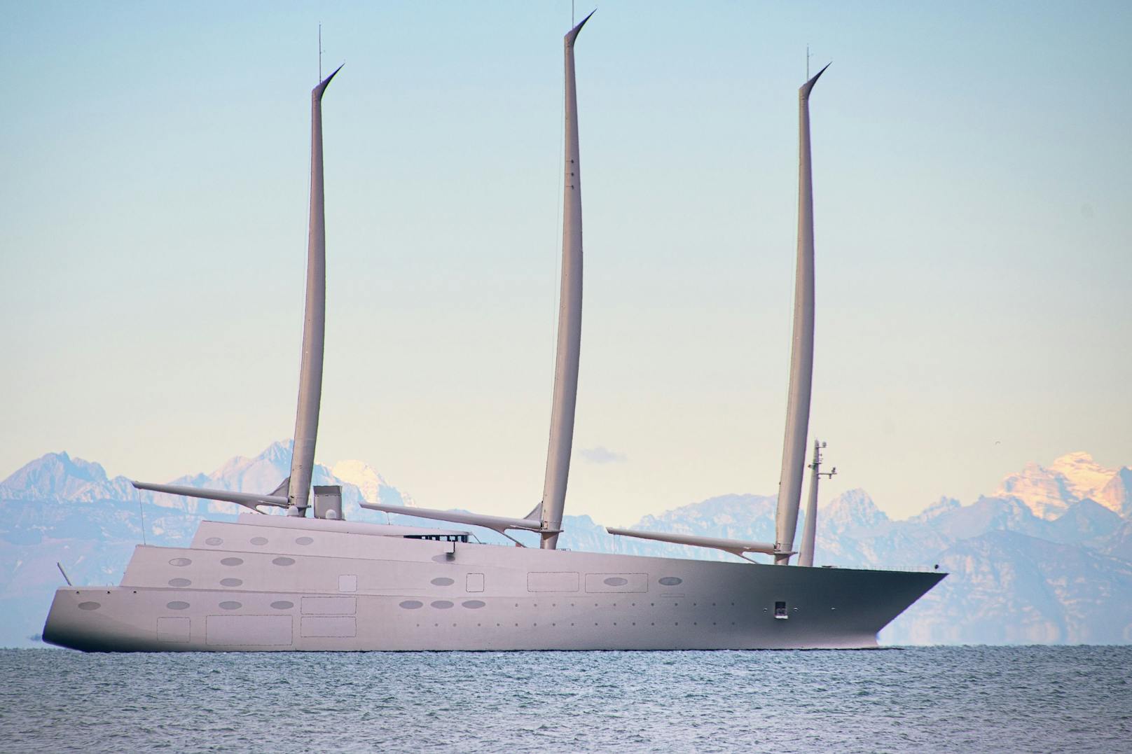 Die größte Segeljacht der Welt, die "Sailing Yacht A", gehört dem Oligarchen Andrej Melnitschenko.&nbsp;