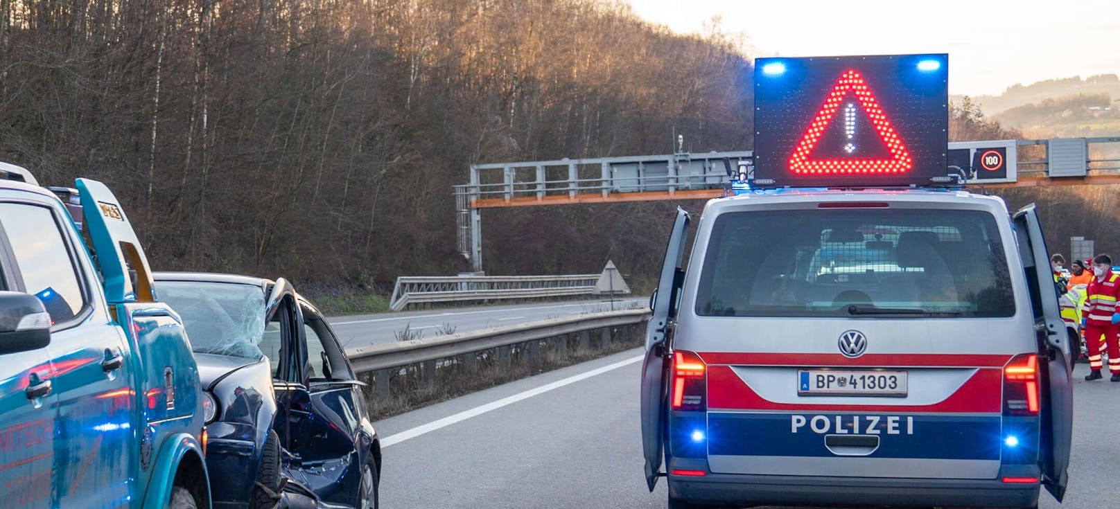 Dabei waren insgesamt 22 Streifen beteiligt und es wurden Geschwindigkeiten von mehr als 150 km/h im Ortsgebiet erreicht.