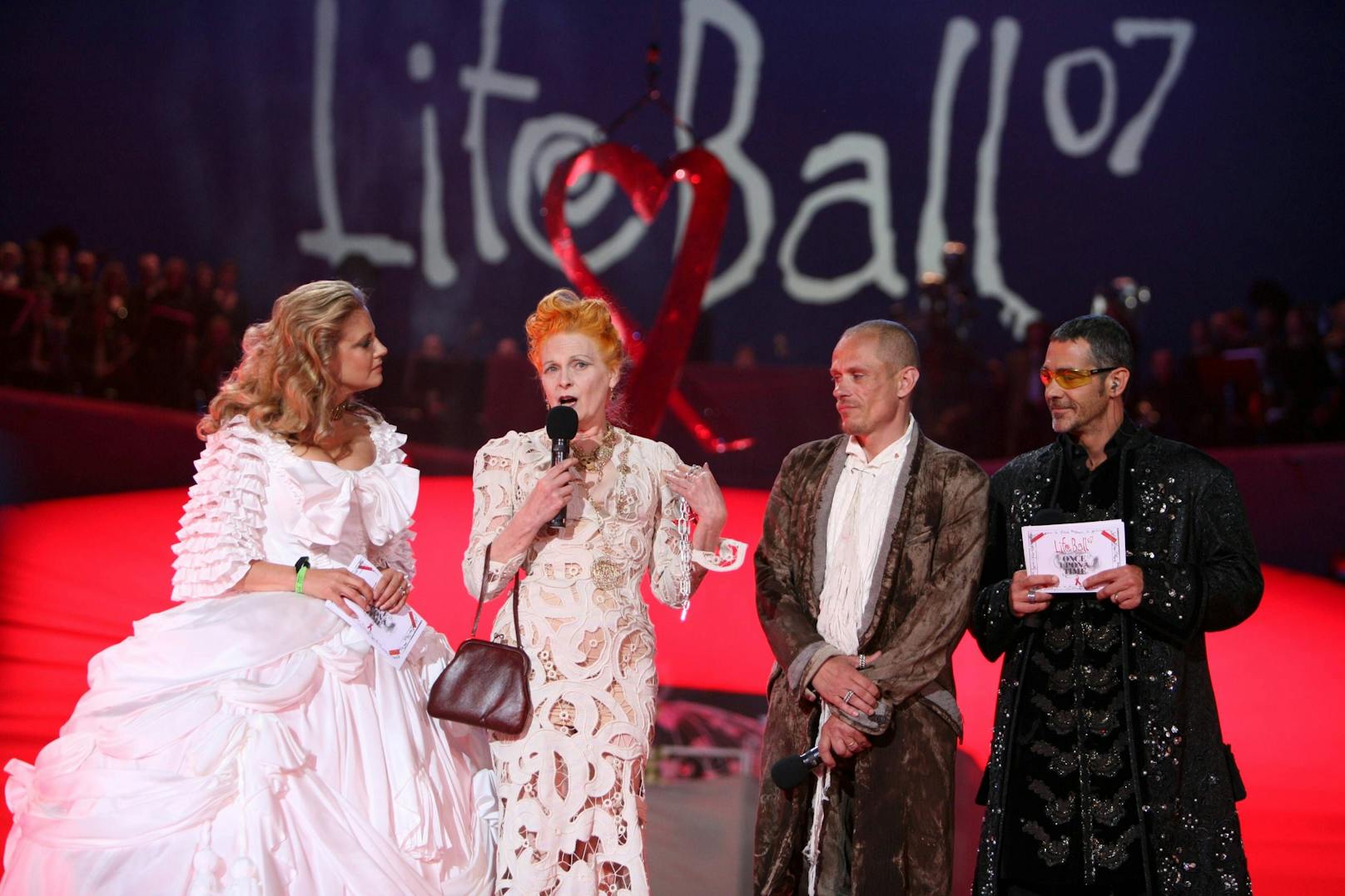 2007 beim Wiener Life Ball war Vivienne Westwood mit Fashion Show zu Gast. Doch dies war bei weitem nicht ihr einziger Anknüpfungspunkt mit Österreich: Ihr zweiter Ehemann, Andreas Kronthaler, ist Tiroler.