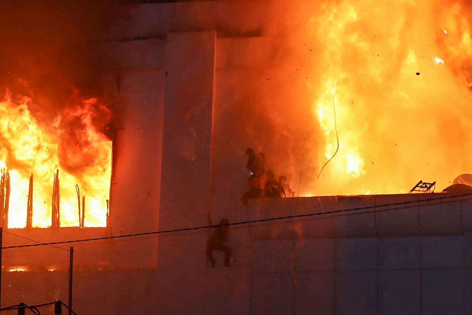 Feuer in Casino-Hotel in Kambodscha: Die Menschen versuchen, sich über Balkone in Sicherheit zu bringen.