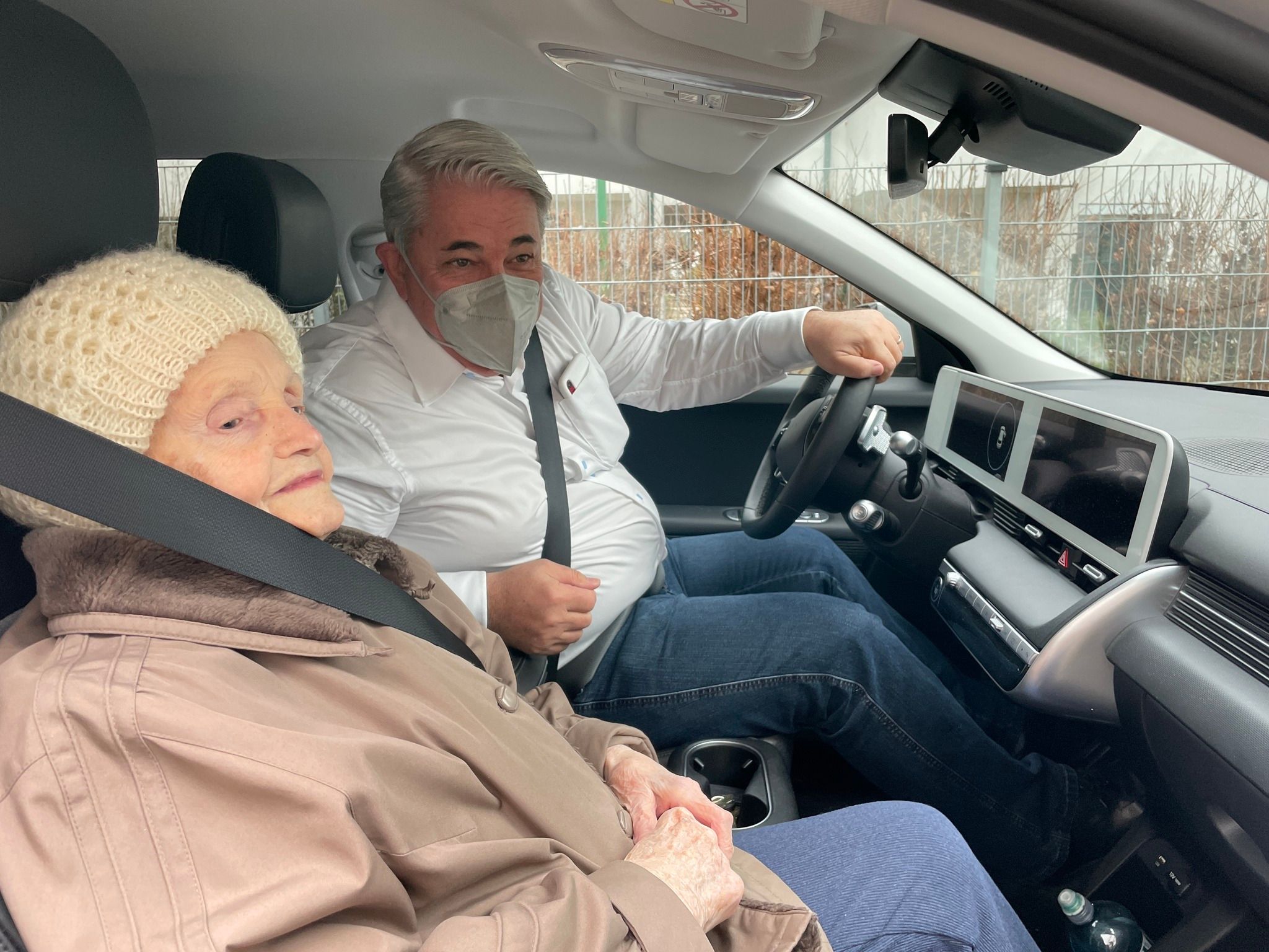 Zum 105. Geburtstag von Agnes M. half Bezirksvorsteher Ernst Nevrivy (SP) bei der Erfüllung ihres größten Wunsches.