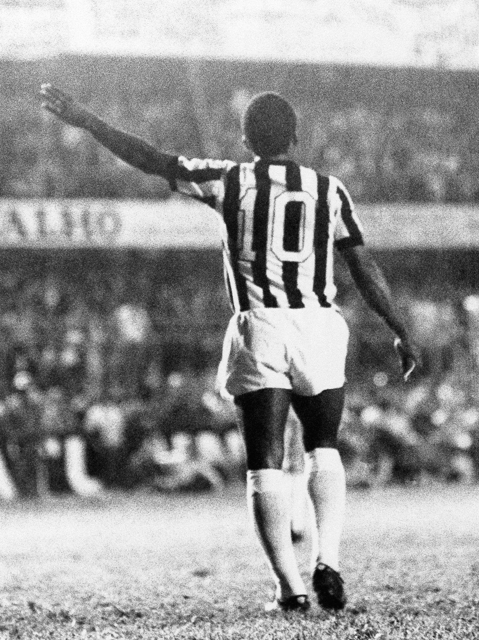 Nach insgesamt 18 Jahren beim FC Santos verkündete Pele 1974 sein Karriereende.