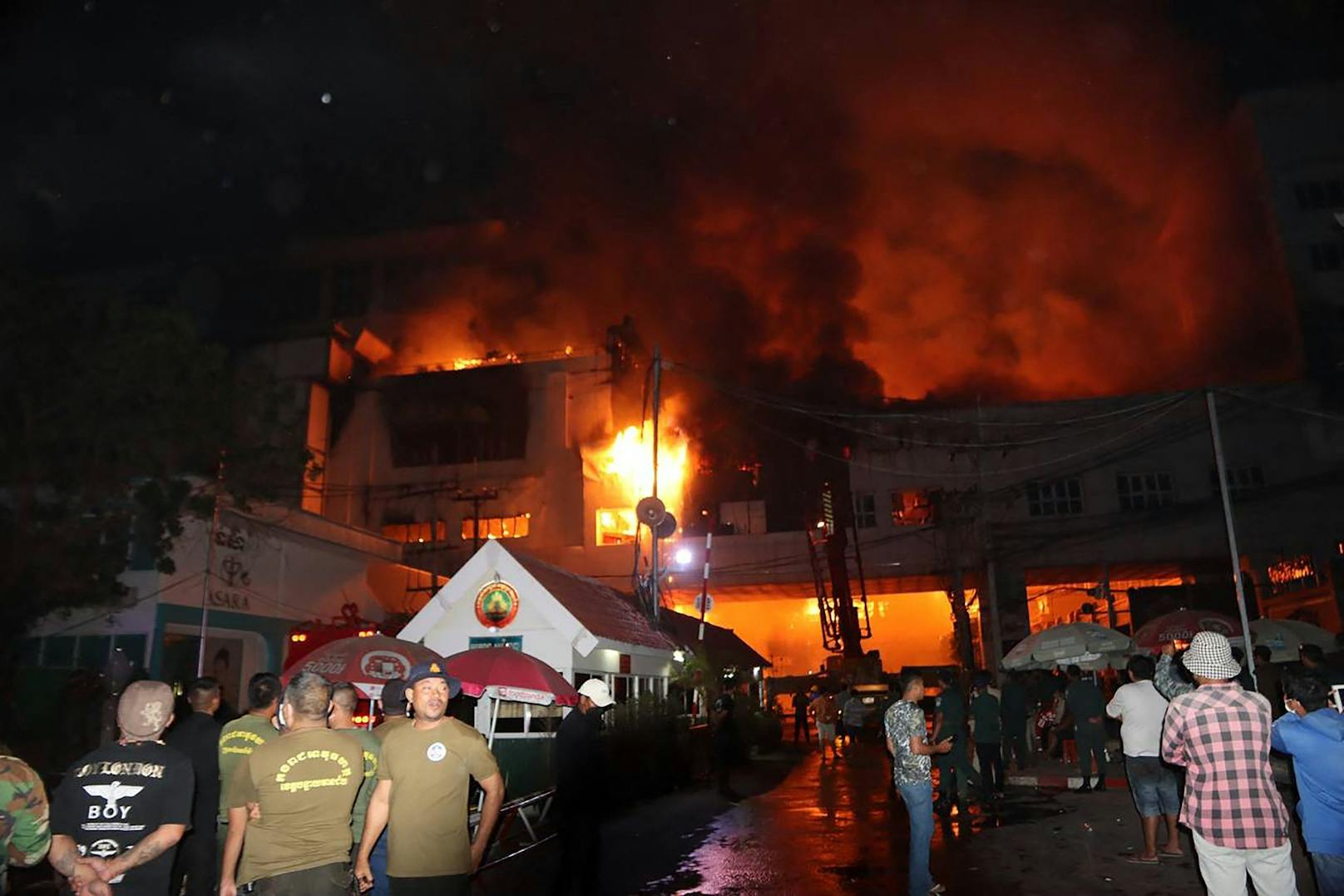 Feuer in Casino-Hotel in Kambodscha: Die Menschen versuchen, sich über Balkone in Sicherheit zu bringen.