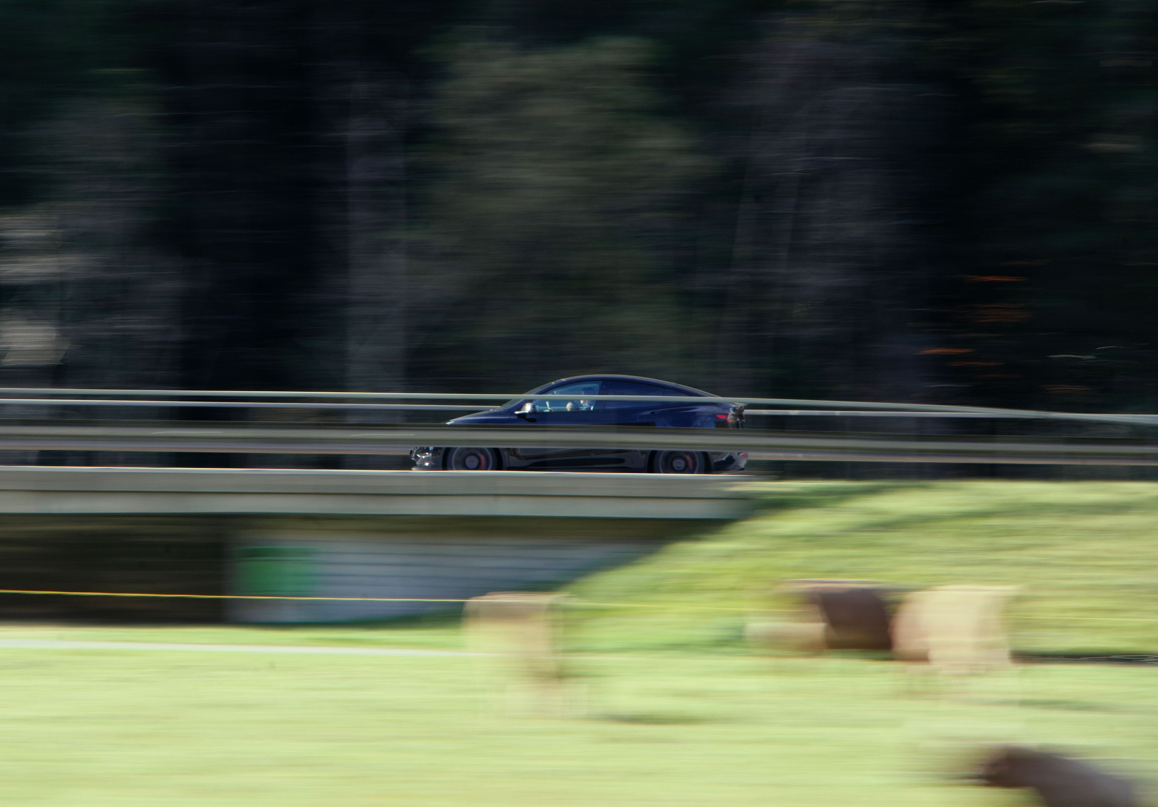 Der Fahrer trickste das Sicherheitssystem seines Wagens aus und fuhr schlafend und unter Drogeneinfluss seinen Tesla mit 110 km/h auf der Autobahn.
