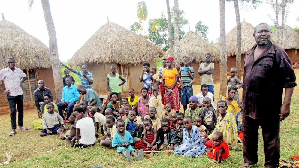 Musa Hasahya (rechts außen) mit einem Teil seiner Kinder und Enkelkinder.