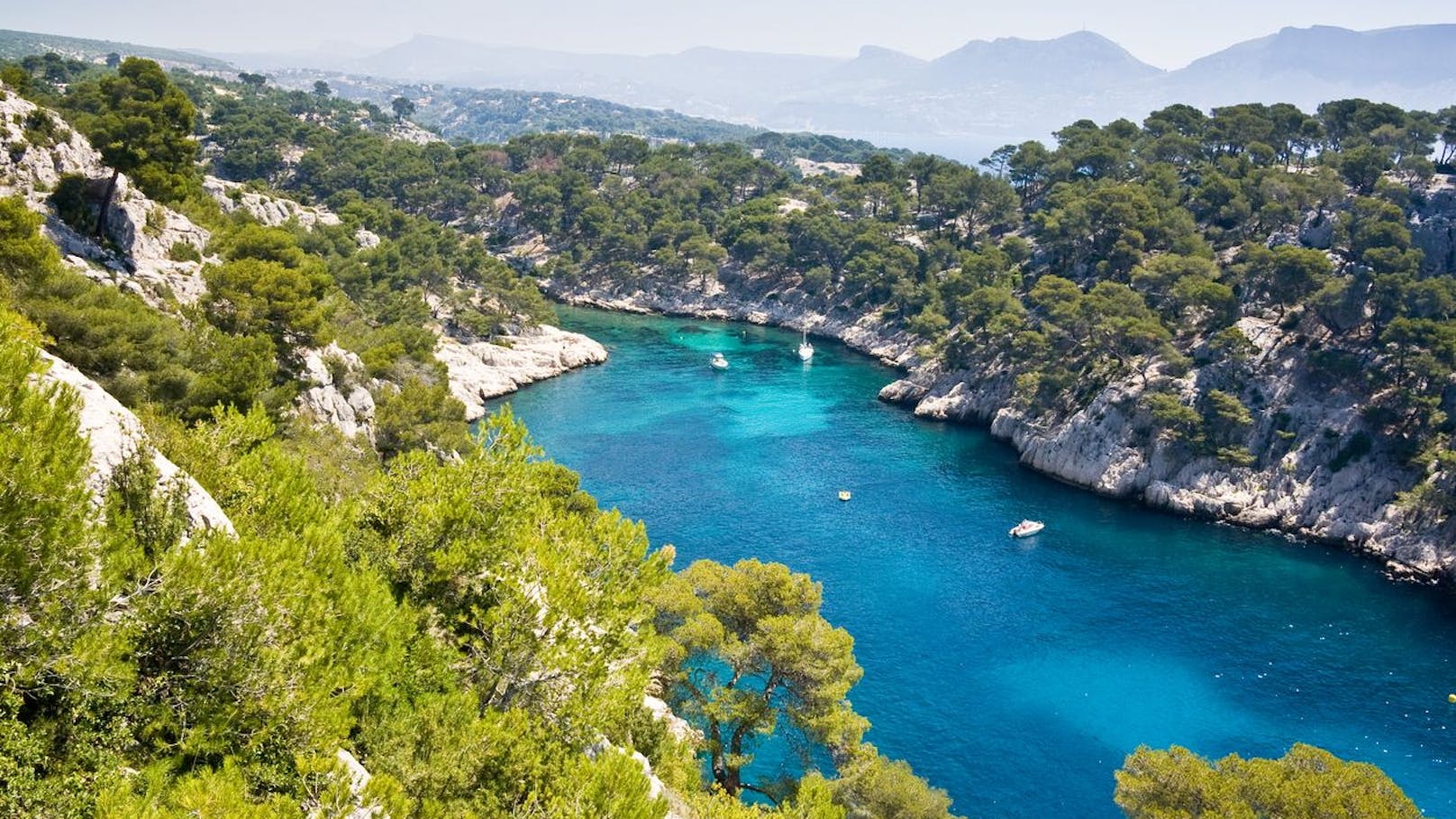 <strong>Calanques (Frankreich):</strong> Der Calanques-Nationalpark ist eine Hauptattraktion in der Nähe von Marseille und zieht jedes Jahr eine Flut von Besuchern an. Diesen Sommer wurde ein Reservierungssystem eingeführt, das die maximale Anzahl Personen auf 400 pro Tag begrenzt.