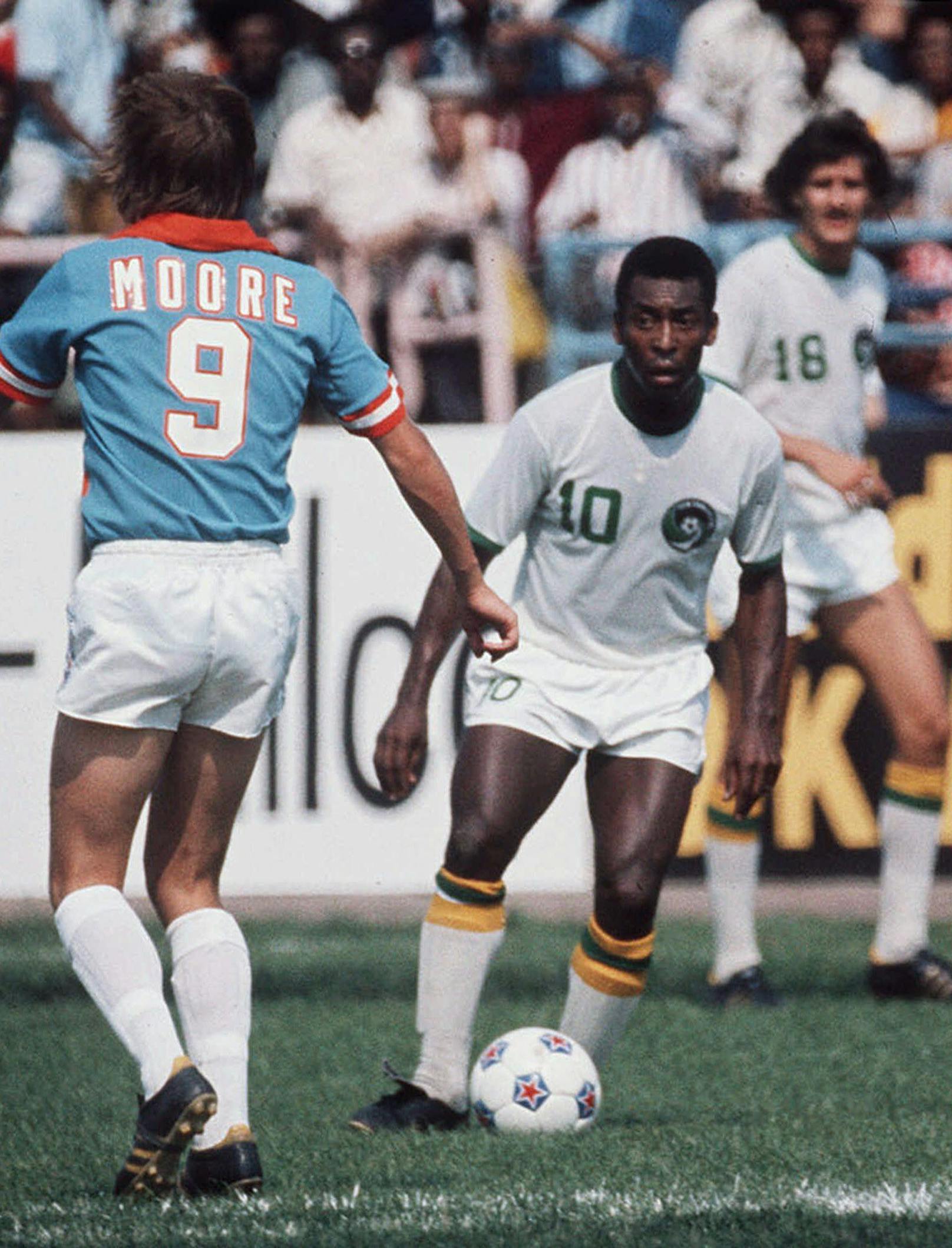 Aufgrund finanzieller Probleme musste der brasilianische Superstar 1975 seine Karriere fortsetzen, schloss sich dem US-Klub New York Cosmos an.