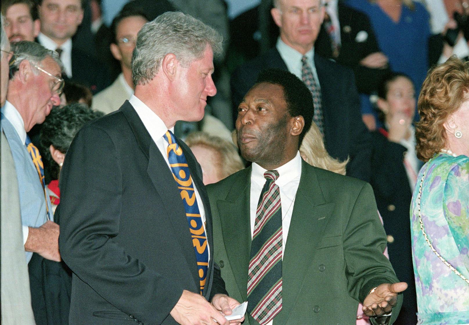 Zwischen 1995 und 1998 erfüllte Pele das Amt als brasilianischer Sportminister. Im Rahmen seiner Aufgaben kam es zu einem Treffen mit dem damaligen US-Präsidenten Bill Clinton.