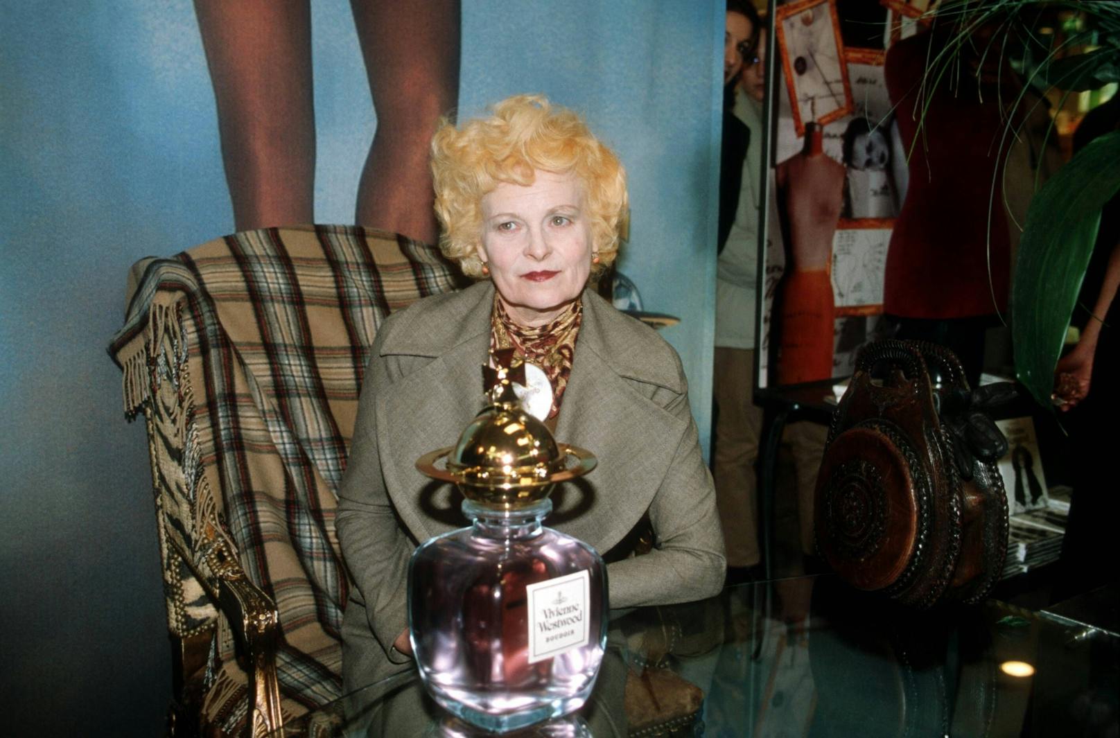 Vivienne Westwood 1998 bei der Lancierung ihres Parfüms.