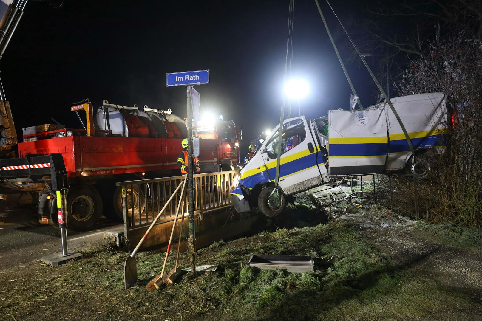 Ein schwerer Verkehrsunfall mit einem Kleintransporter hat sich in der Nacht auf Donnerstag auf der B129 Eferdinger Straße bei Wilhering (Bezirk Linz-Land) ereignet.