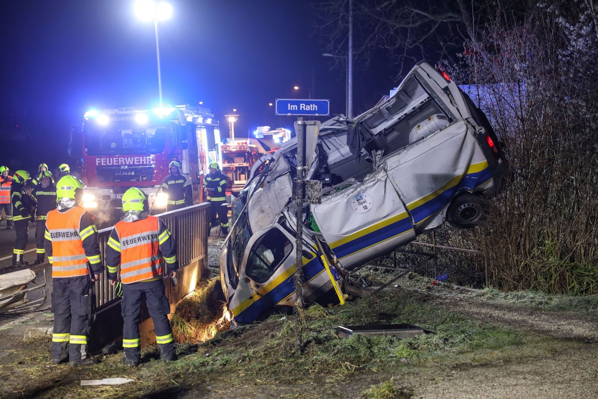 Lenker mit Kleintransporter auf Eferdinger Straße bei Wilhering schwer verunfallt