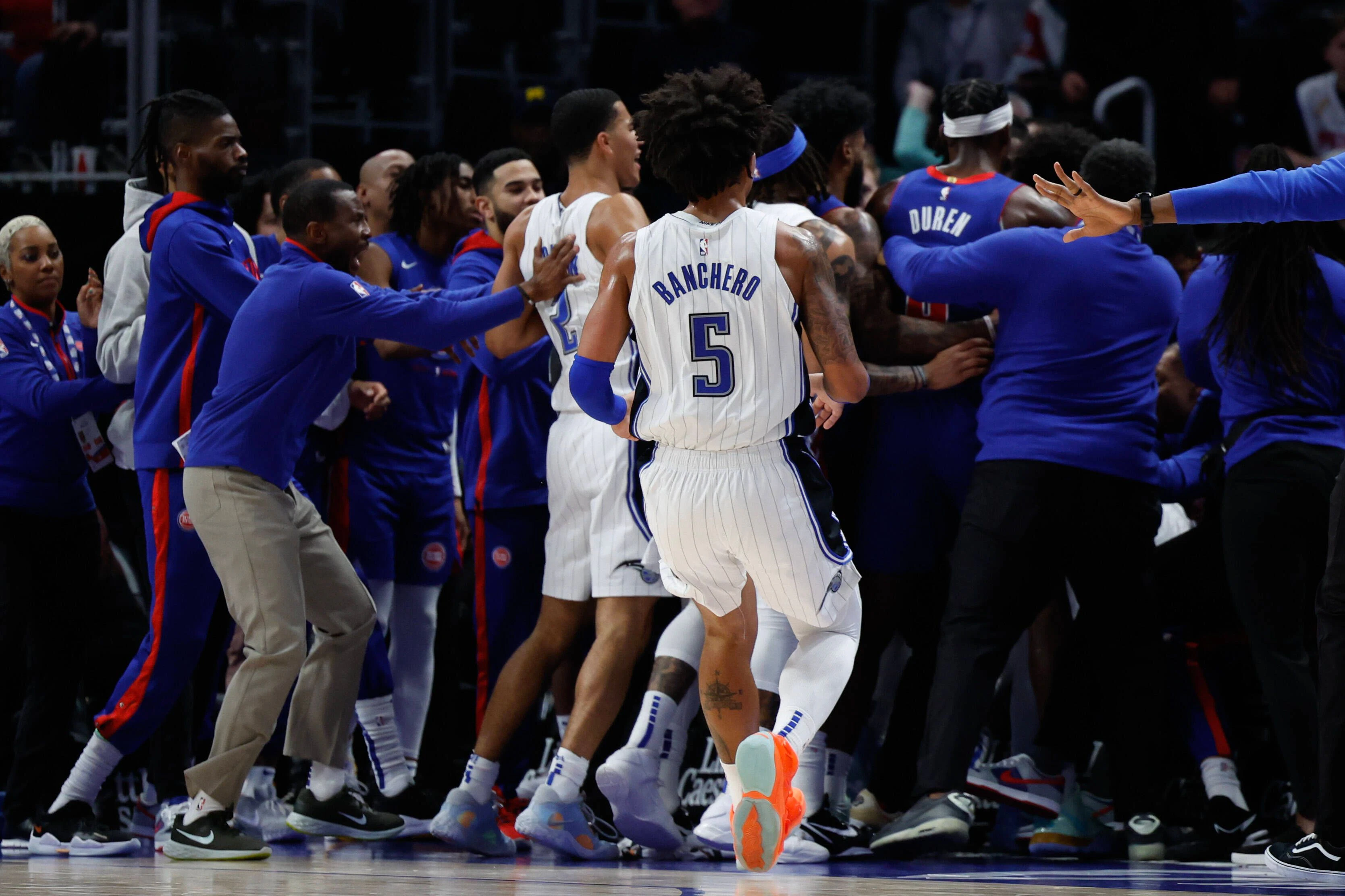 Beim NBA-Match zwischen den Detroit Pistons und Orlando Magic kam es zu einer Rangelei unter den Spielern.