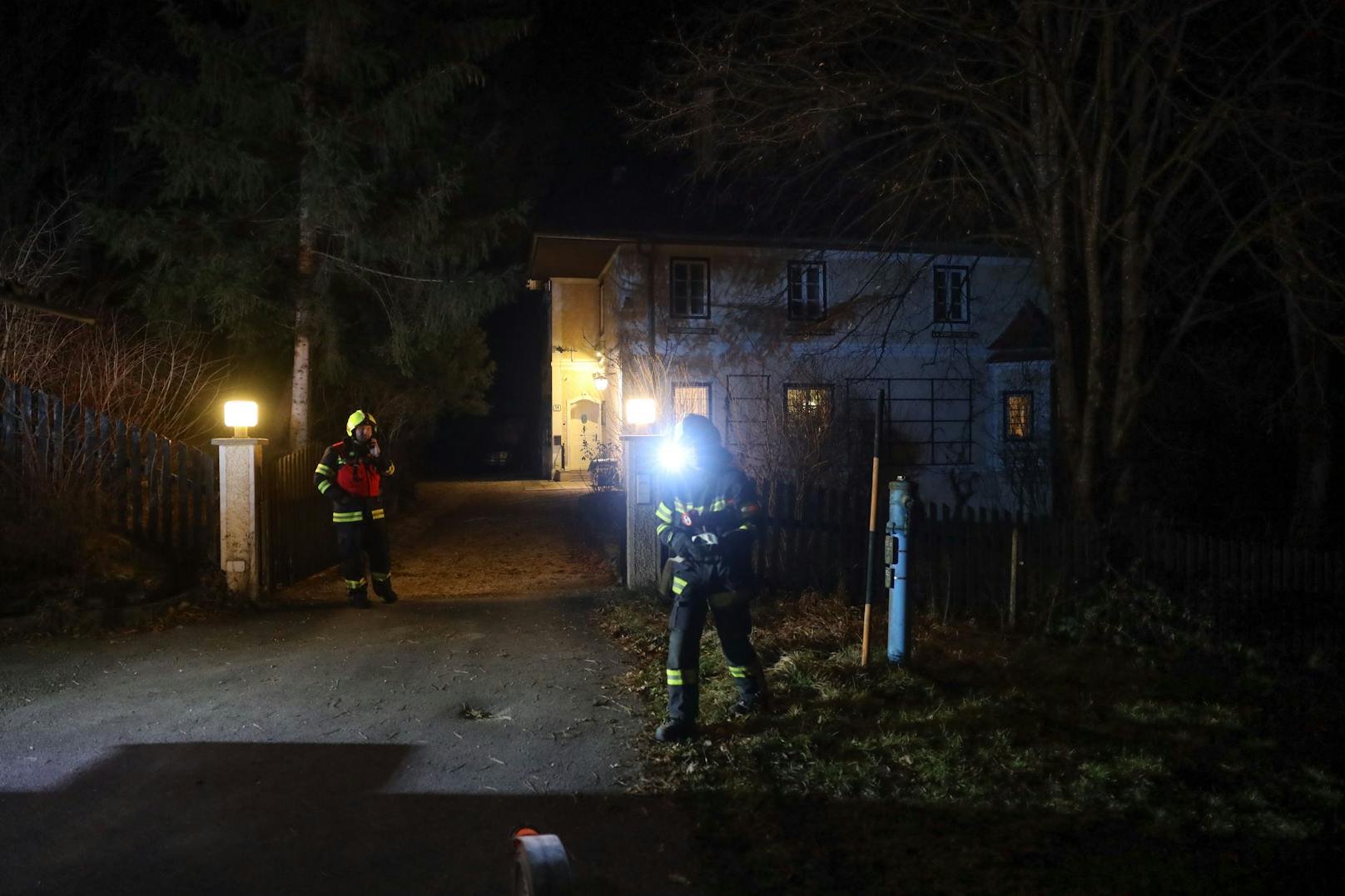 In Klaus an der Pyhrnbahn (Bezirk Kirchdorf an der Krems) standen am Mittwoch die Einsatzkräfte zweier Feuerwehren bei einem Brand in einem Wohnhaus im Einsatz.