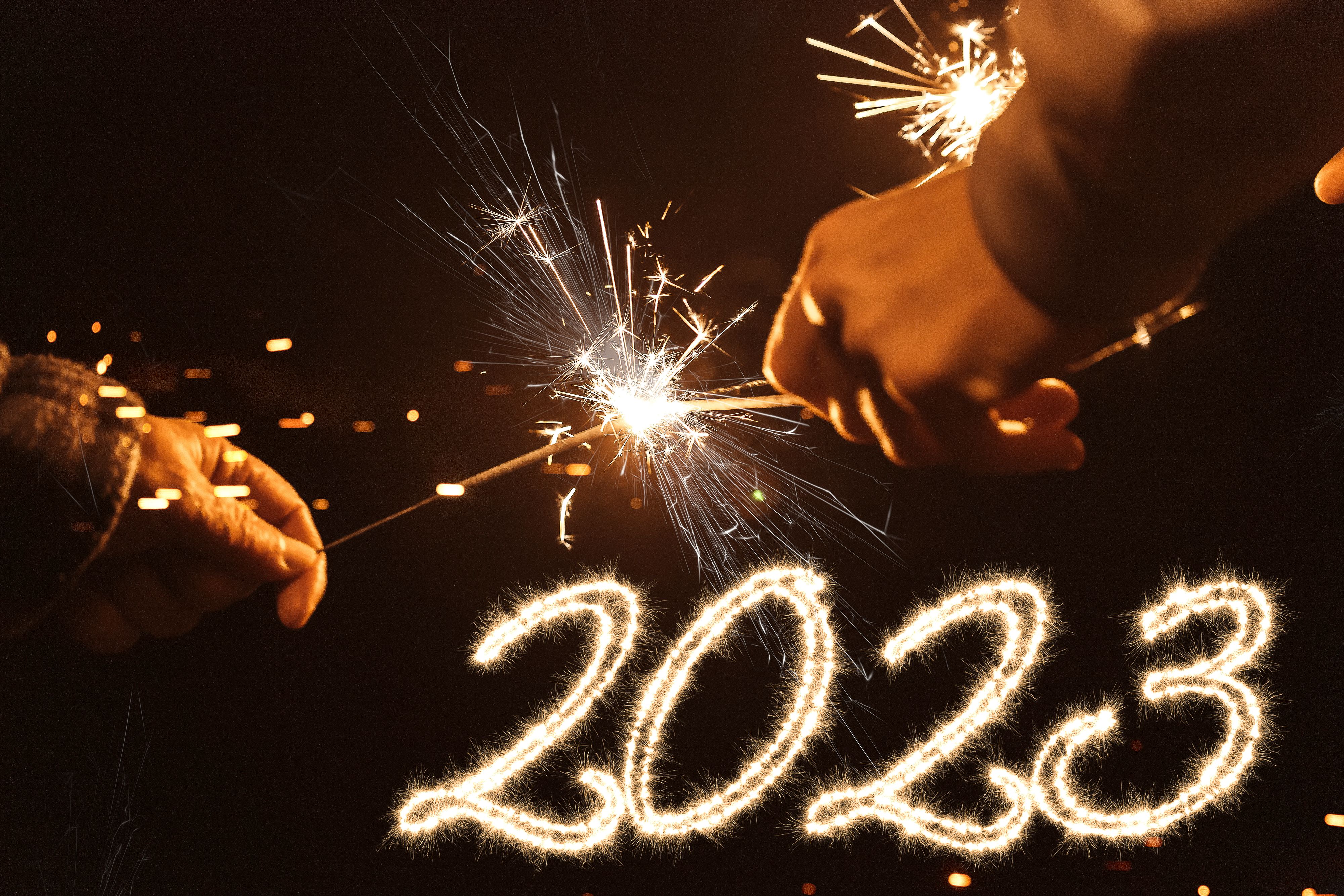 Download von www.picturedesk.com am 30.12.2022 (14:37).  zwei Hände mit Wunderkerzen und Funken und der Jahreszahl 2023. Symbolbild Jahreswechsel Neujahr 2023 FOTOMONTAGE - 20221229_PD10748 - Rechteinfo: Rights Managed (RM)