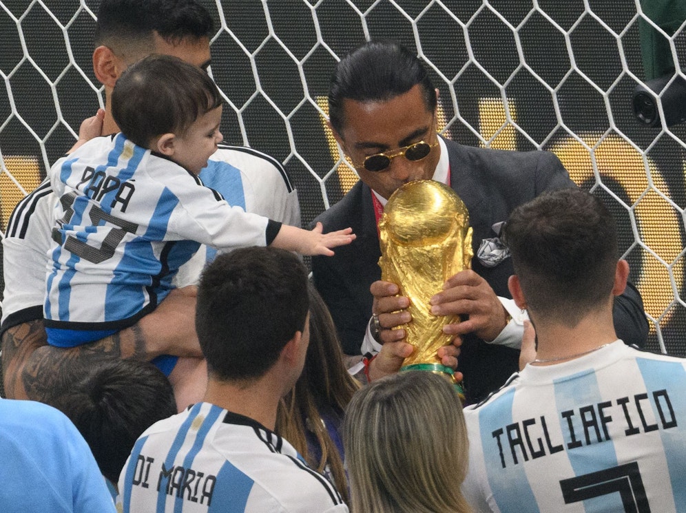 Salt Bae küsst den WM-Pokal.