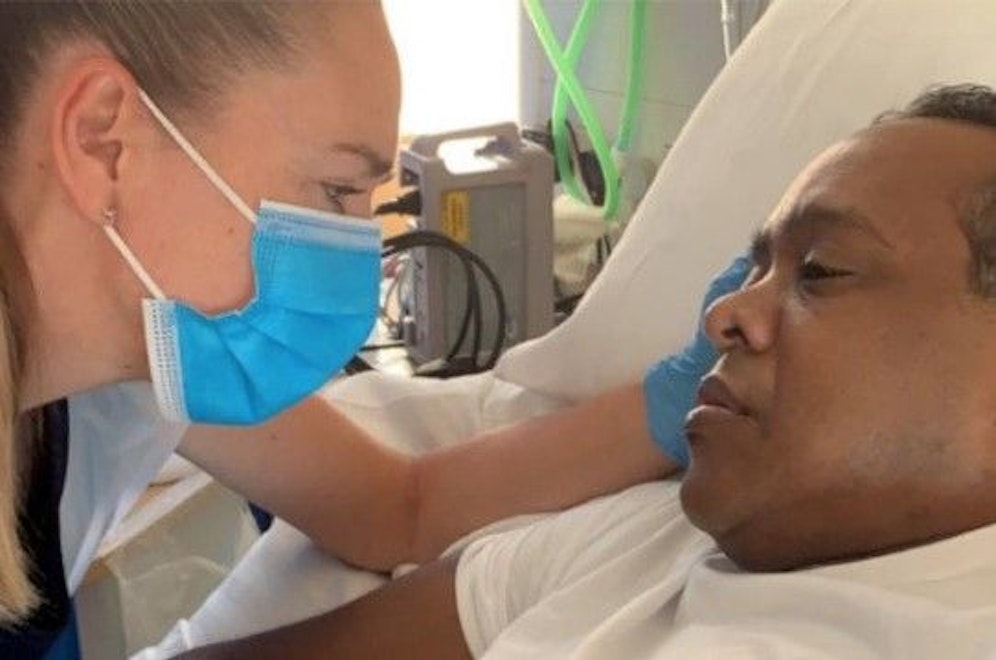 Steve braucht rund um die Uhr Betreuung. Seine Frau kümmert sich aufopfernd und hofft, dass er im Sommer 2023 nach Hause zurück kann.