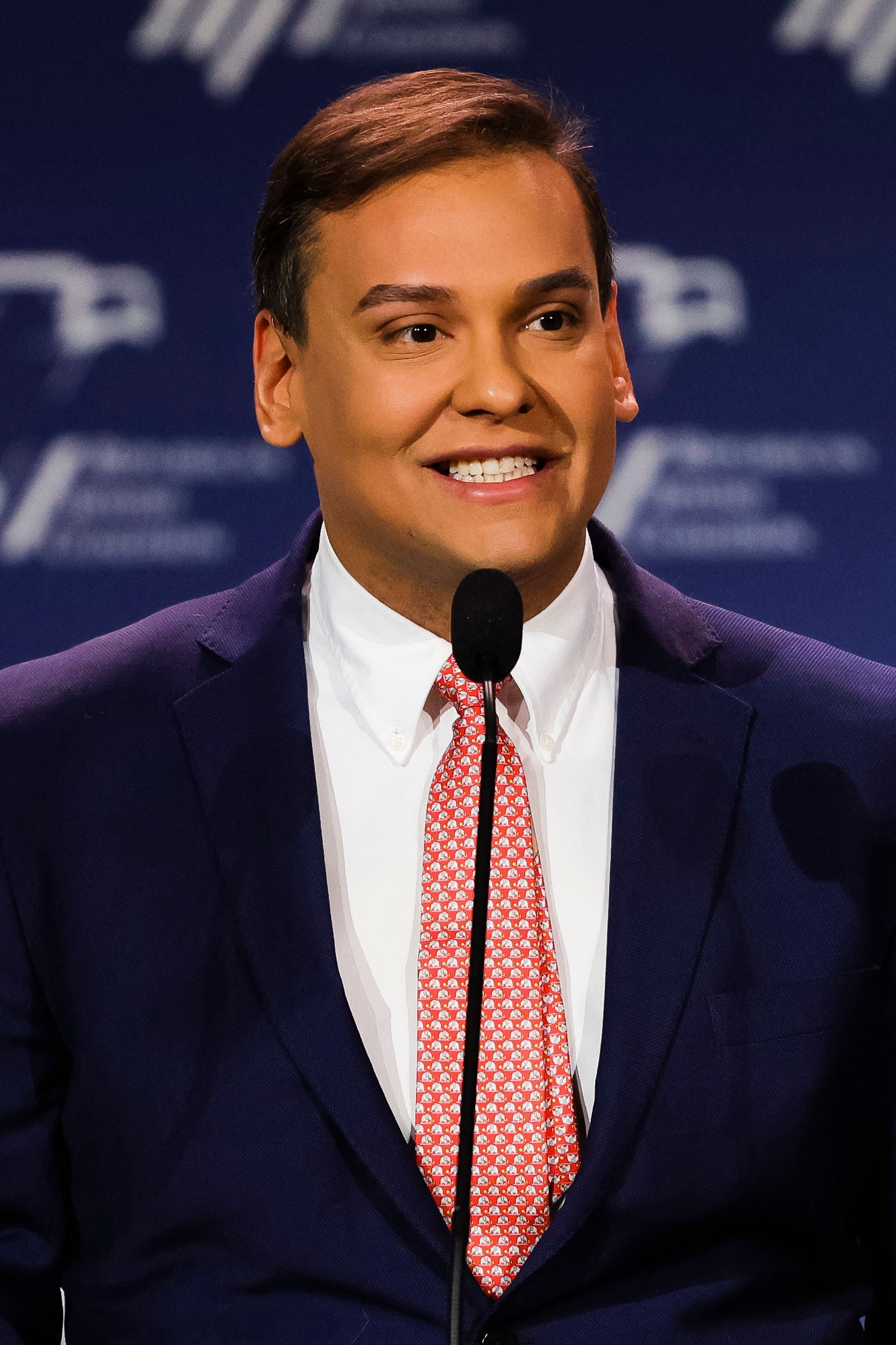 Der gewählte US-Abgeordnete George Santos (R-NY) spricht am 19. November 2022 auf dem jährlichen Führungstreffen der Republican Jewish Coalition in Las Vegas, Nevada.