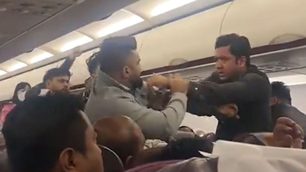 In einem Flieger flogen plötzlich die Fäuste.