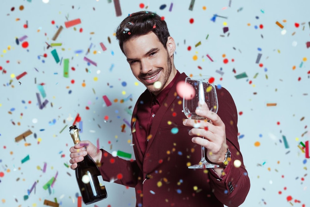 Gute Laune und viel Spaß sind dir garantiert, wenn du deine Solo-Zeit zu Silvester richtig organisierst.