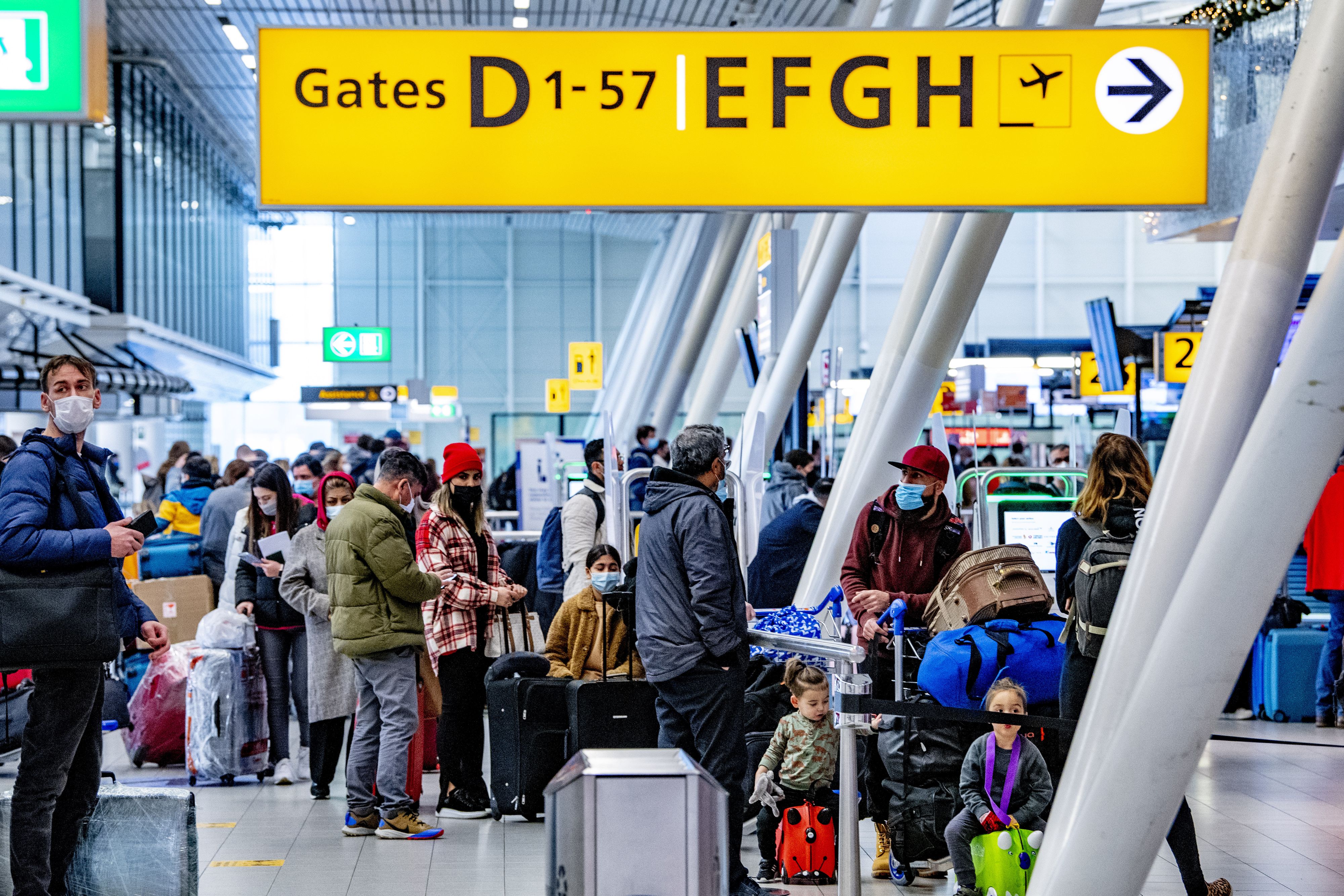Download von www.picturedesk.com am 30.12.2022 (11:16).  ACT action_36805853 -- SCHIPHOL - Crowds at Schiphol airport with travelers wearing face masks standing in long lines. Due to the Omikron variant, many countries are changing the rules for travelers to prevent infections. Travelers need a negative PCR test or a vaccination certificate or recovery certificate to fly. Quarantine obligation for Dutch people in Austria, except after booster plus PCR test Robin Utrecht - 20211222_PD4340 - Rechteinfo: Rights Managed (RM)