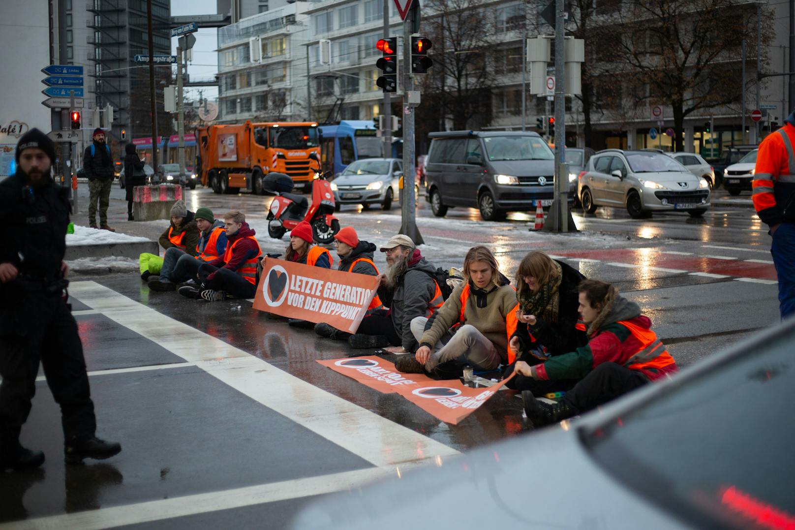 Eine Verkehrsblockade von Klima-Aktivisten in München am 21.12.