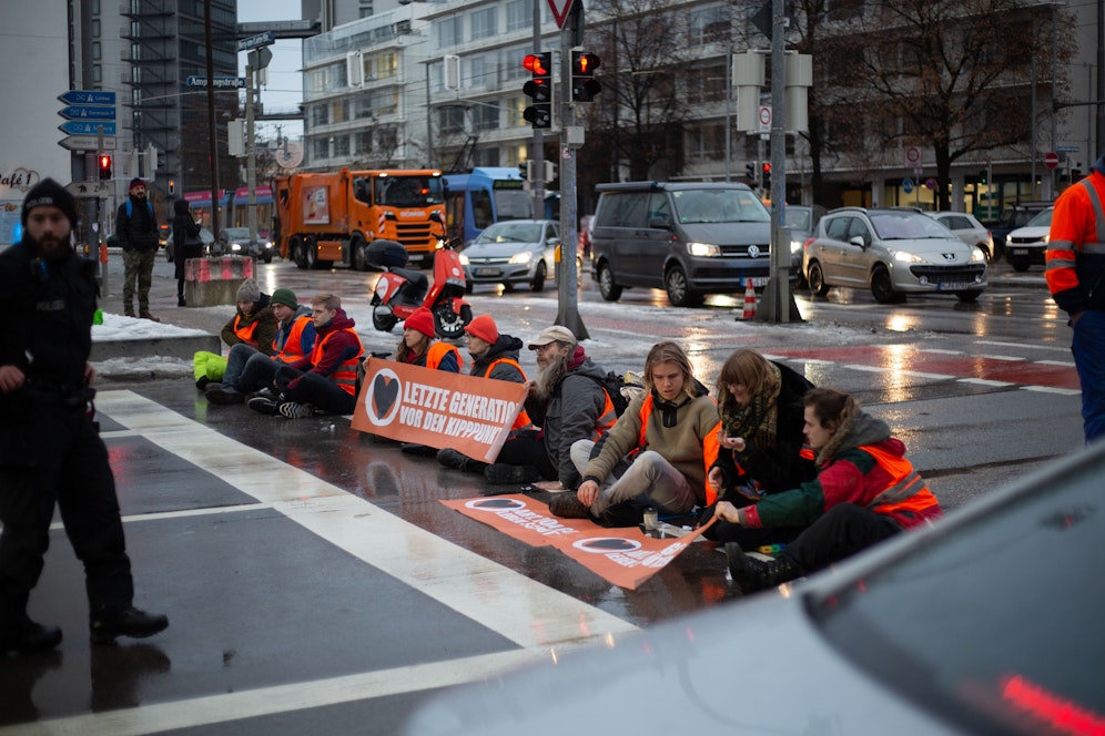 Eine Verkehrsblockade von Klima-Aktivisten in München am 21.12.