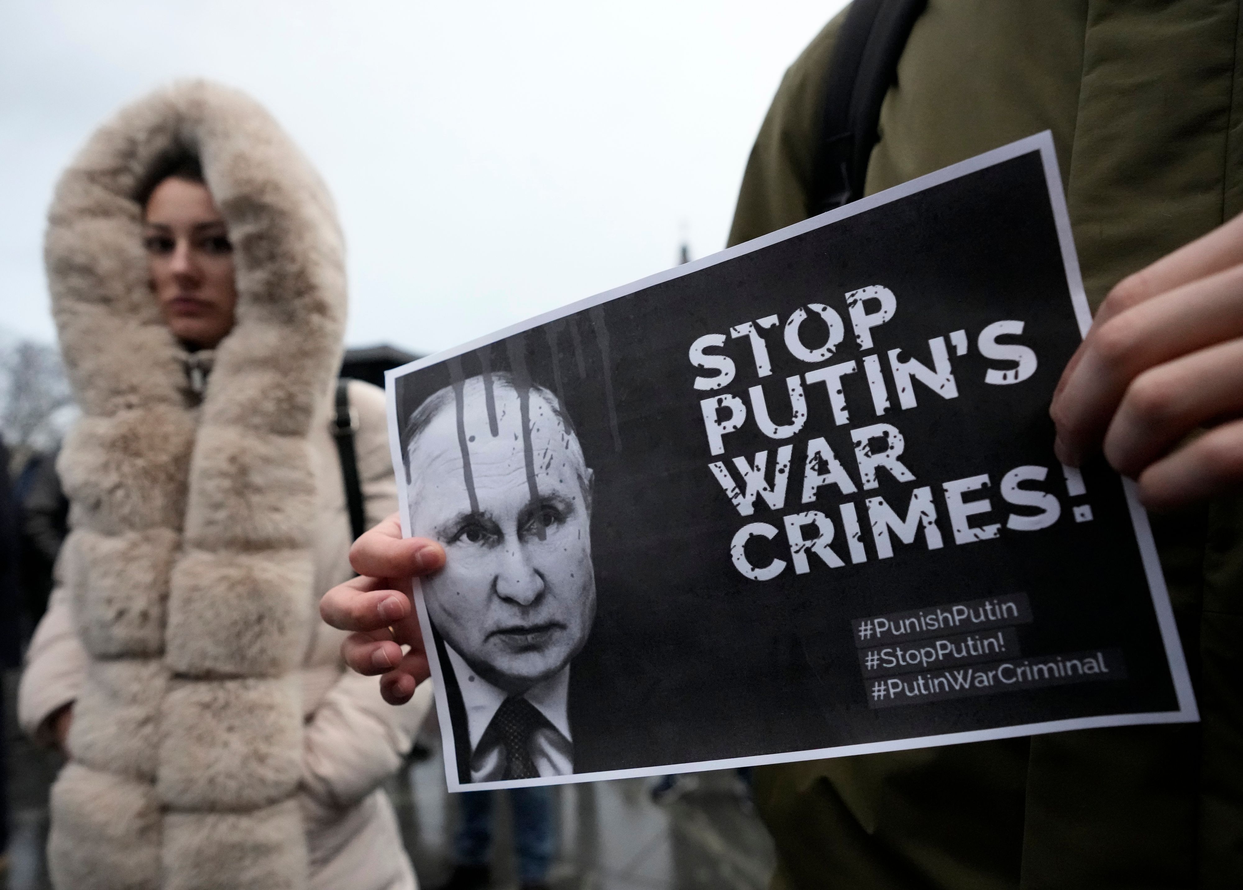 Download von www.picturedesk.com am 30.12.2022 (17:18).  A man holds a banner showing a picture of Russian President Vladimir Putin during a protest against the Russian invasion and in solidarity with the Ukrainian people, in Belgrade, Serbia, Saturday, Dec. 24, 2022. (AP Photo/Darko Vojinovic) - 20221224_PD2633 - Rechteinfo: Rights Managed (RM)