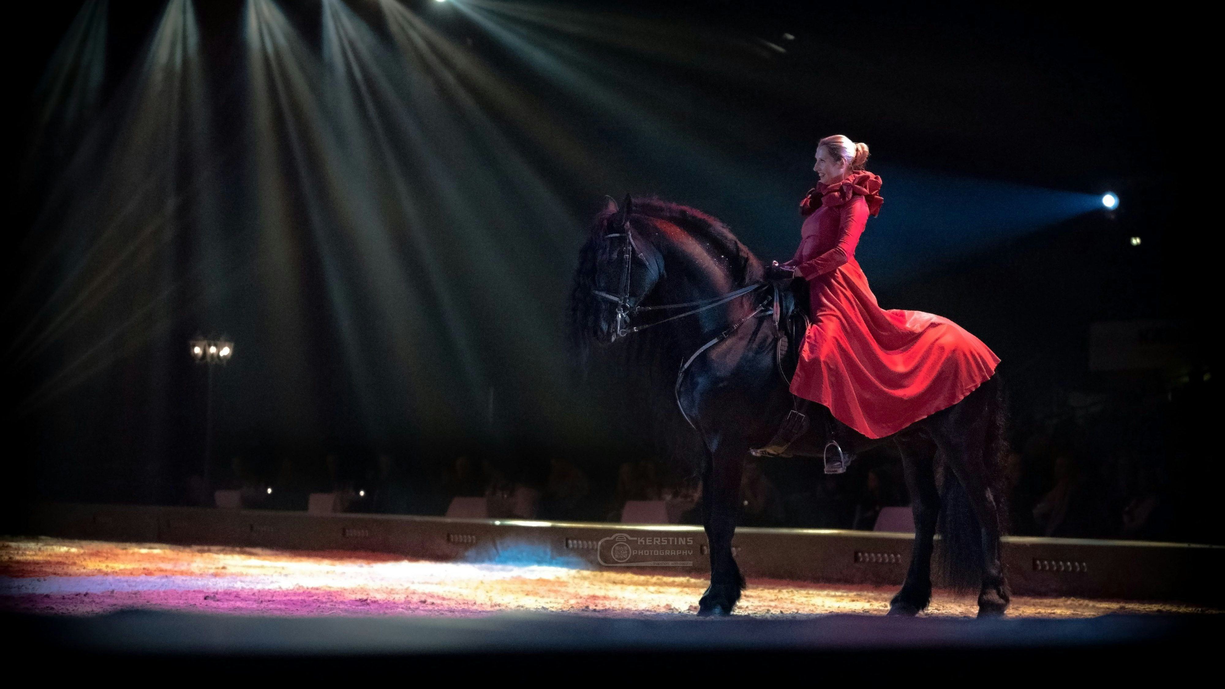 Die Niederösterreicherin <strong>Sarah Fritzenwanker</strong> ist ein langjähriges Mitglied der Friesenshowgruppe "Moments in Black"