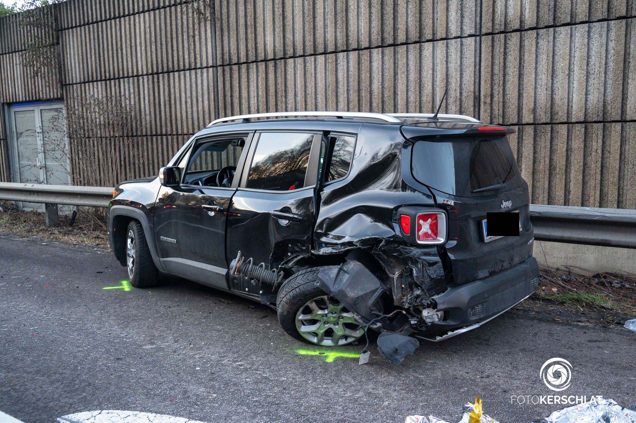 Bei der Verfolgungsjagd von vier Jugendlichen wurden mehrere Autos zerstört, auch Personen wurden verletzt.