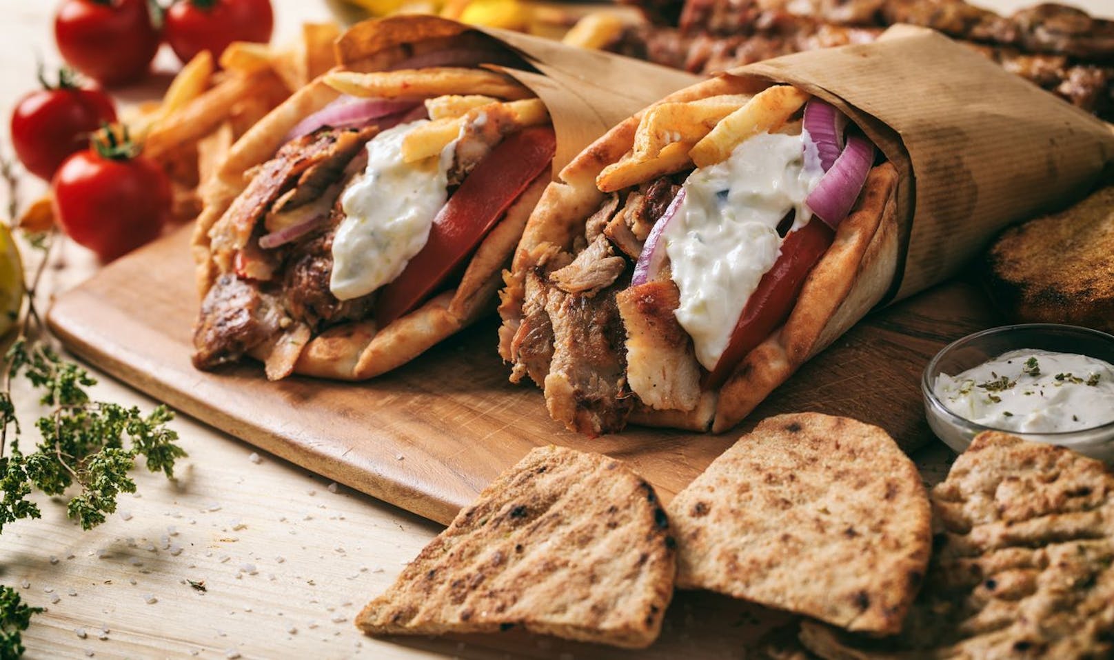 In griechischen Restaurants wird zum Beispiel oft das klassische Gyros angeboten. Ersetze das fettige Schweinefleisch lieber mit Fleischspießen oder Hackfrikadellen. Beilagen wie Huhn oder Fisch sättigen und halten dich zudem gesund.