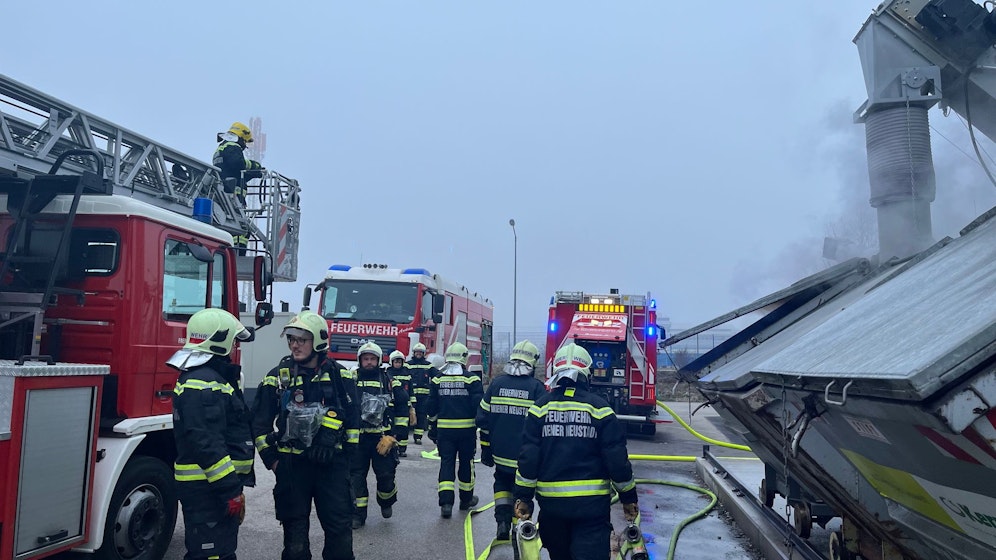 Die Florianis aus Wiener Neustadt rückten zum Brandeinsatz aus.