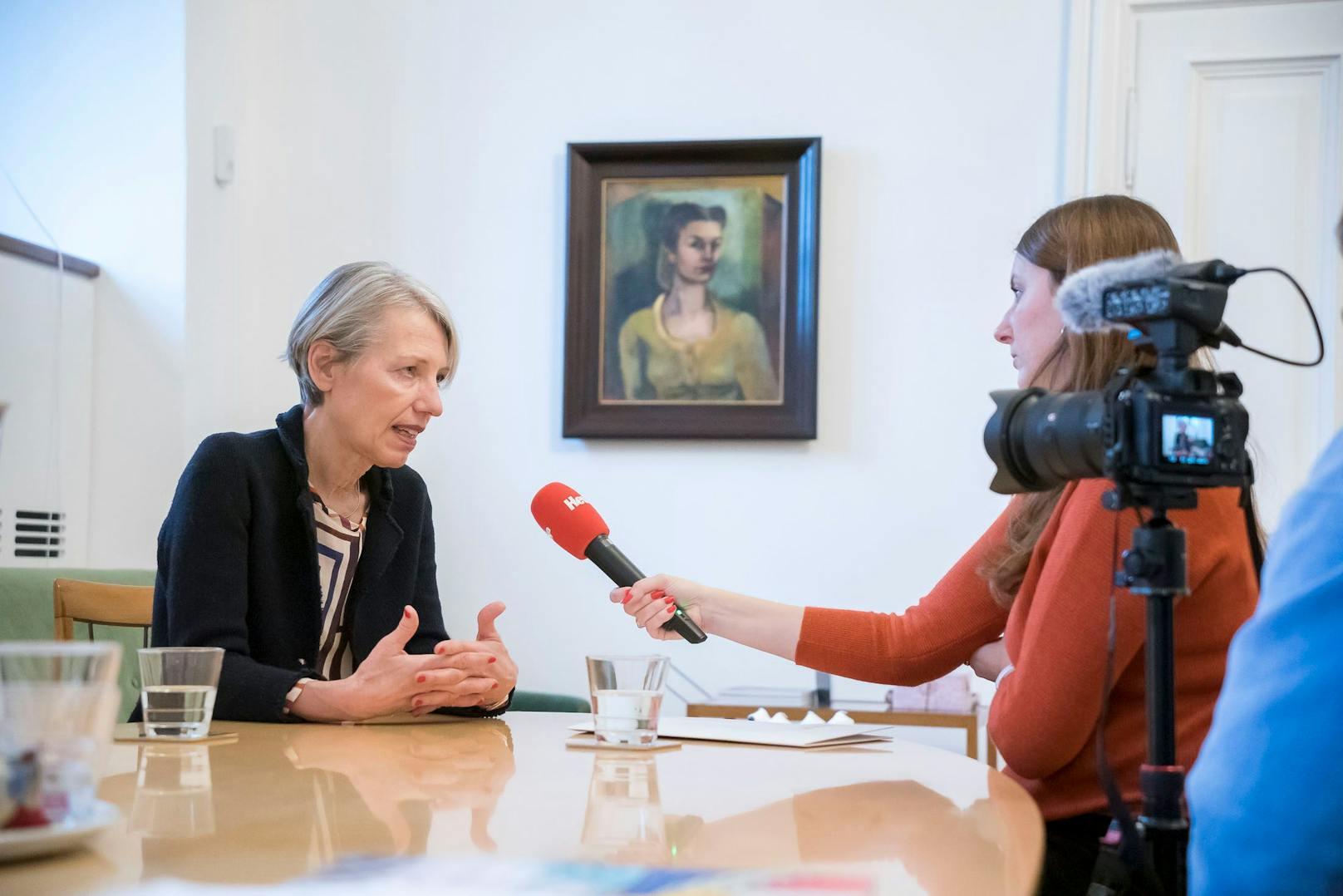 Belvedere-Direktorin Stella Rollig im Gespräch mit Amra Durić (<em>"Heute"</em>).