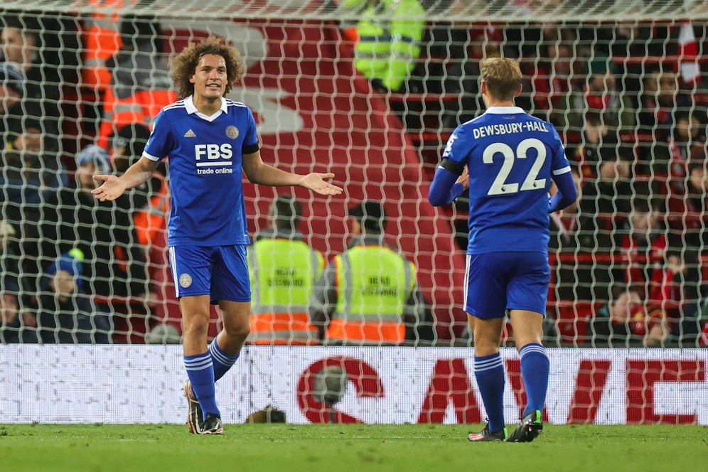 Wout Faes erzielte gegen Liverpool zwei Eigentore. 