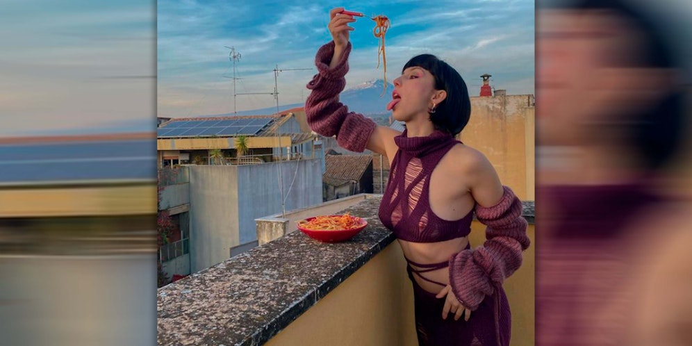 Domiziana genießt ihre Pasta, ihre Fans genießen den Anblick.