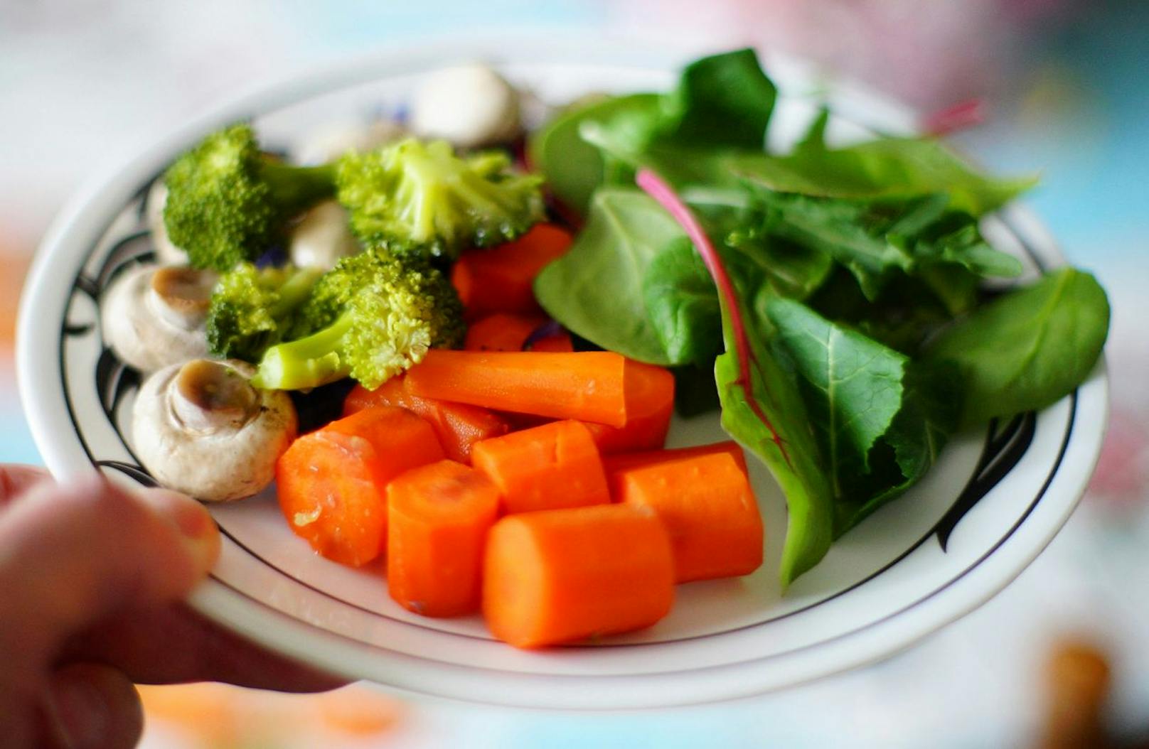 Was bereits paniert und frittiert wurd,e ist besonders kalorienhaltig. Damit dein Körper nicht den ganzen Tag mit der Fettverdauung beschäftigt ist, solltest du lieber Sojaprodukte in Kombination mit gedünstetem Gemüse wählen.