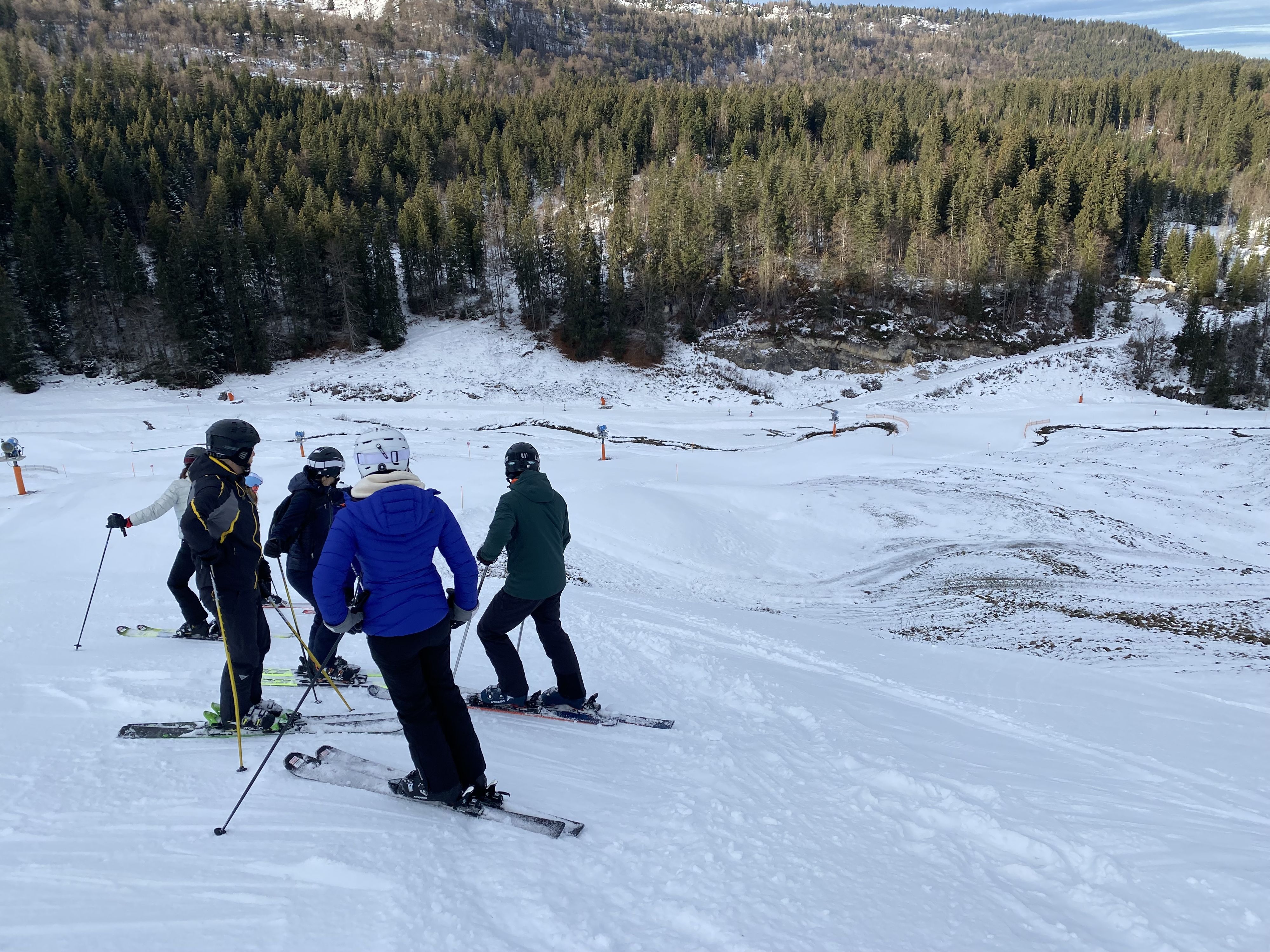 Download von www.picturedesk.com am 30.12.2022 (14:47).  ABD0024_20221229 - WAIDRING - ÖSTERREICH: ZU APA0367 VOM 28.12.2022 - Zwei 17-jährige Deutsche sind am Mittwoch, 28. Dezember 2022 beim Skifahren im Skigebiet Steinplatte in Waidring in Tirol (Bezirk Kitzbühel) ums Leben gekommen. Die beiden Jugendlichen waren im mittleren Bereich der Piste über den rechten Rand hinausgefahren und zu Sturz gekommen. Im Bild: Der Bereich der Unfallstelle, aufgenommen am Donnerstag, 29. Dezember 2022, in Waidring. - FOTO: APA/ZOOM.TIROL - 20221229_PD3643 - Rechteinfo: Rights Managed (RM)