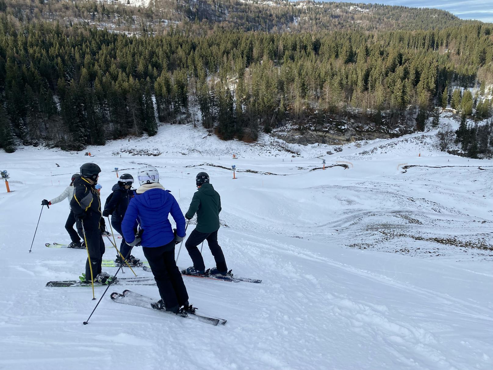 Beim Skifahren im Skigebiet Steinplatte in Waidring in Tirol (Bezirk Kitzbühel) sind zwei 17-Jährige ums Leben gekommen.
