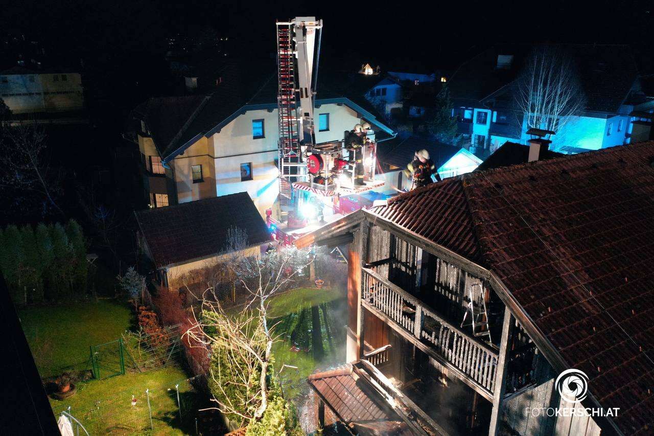 Sieben Feuerwehren sind aktuell im Einsatz um den Großbrand zu löschen.