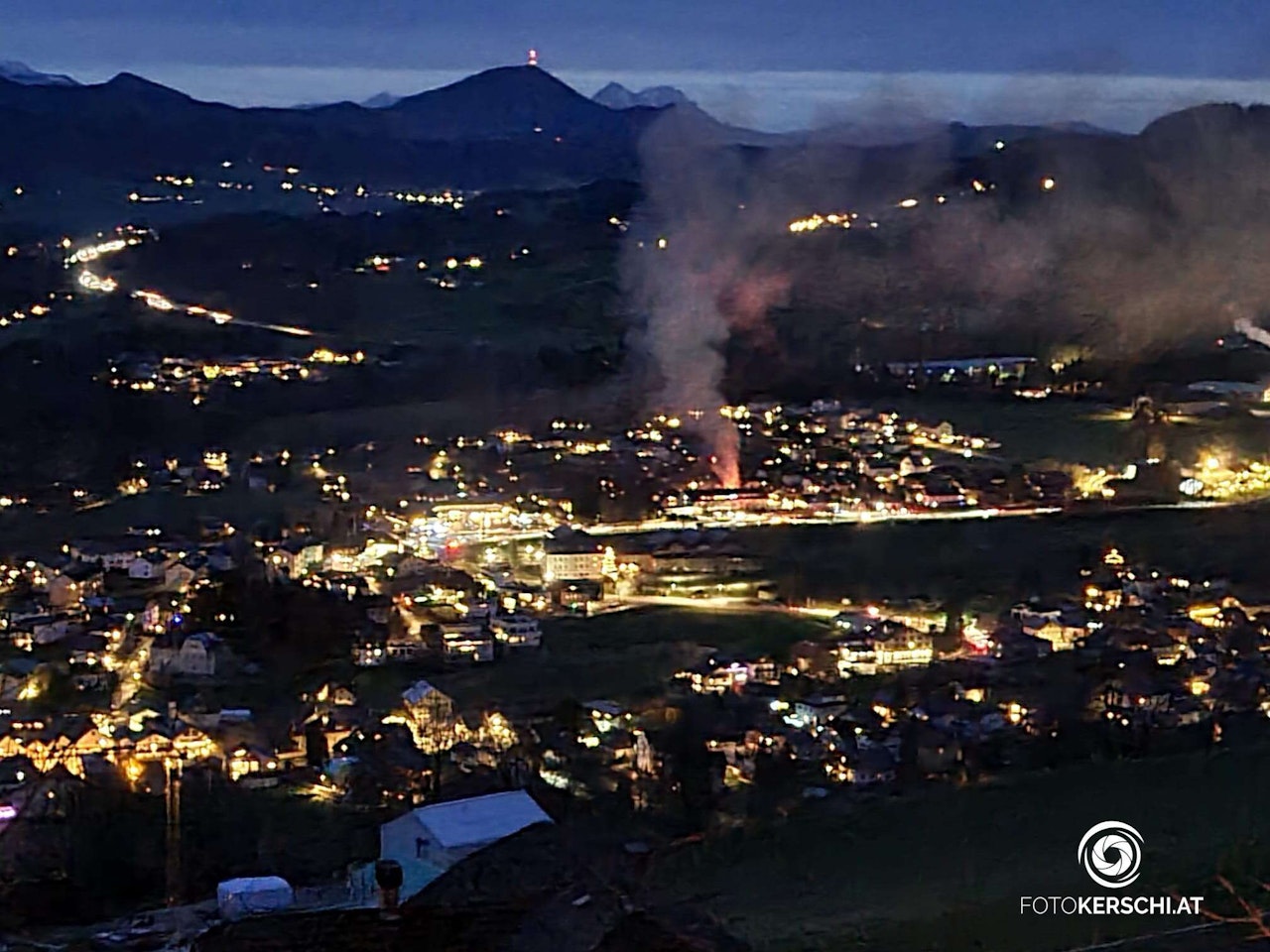 Heute.at - Brand im Zentrum von Mondsee – Feuerwehr im Großeinsatz