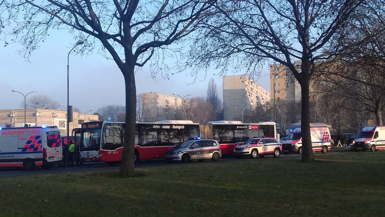 Am Freitagnachmittag kam es in Wien-Donaustadt zu einem Verkehrsunfall. Neben der Polizei stand auch die Rettung im Einsatz.
