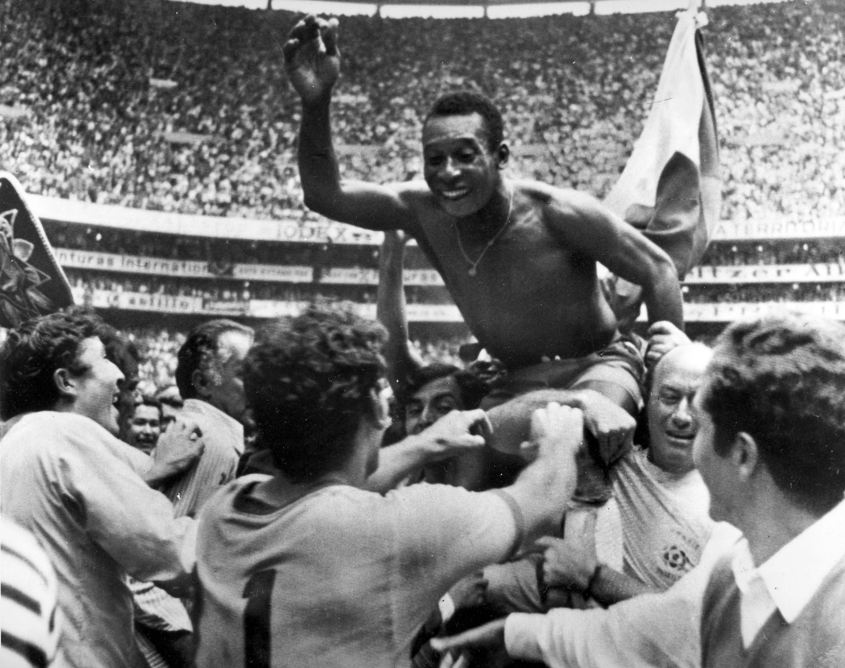 Fußball-Ikone Pele wird nach dem dritten WM-Titel gefeiert. 
