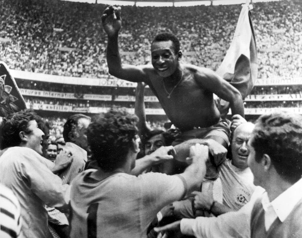 Fußball-Ikone Pele wird nach dem dritten WM-Titel gefeiert. 
