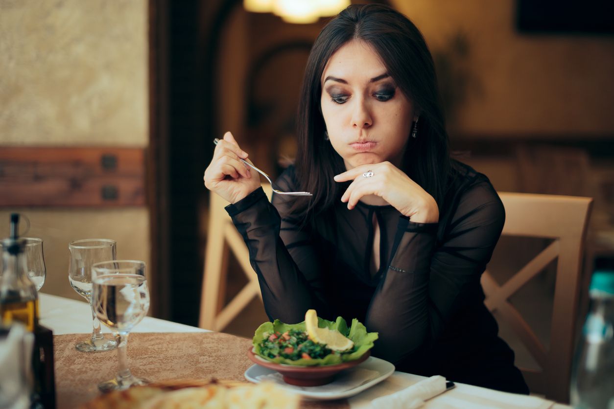 Wenn draußen der spontane Appetit zuschlägt schlägt man sich den Bauch mit allem möglichen voll. Damit deine Figur in Form bleibt gibt es allerdings ein paar schlaue Tricks auf die du achten solltest, wenn du auswärts isst. 