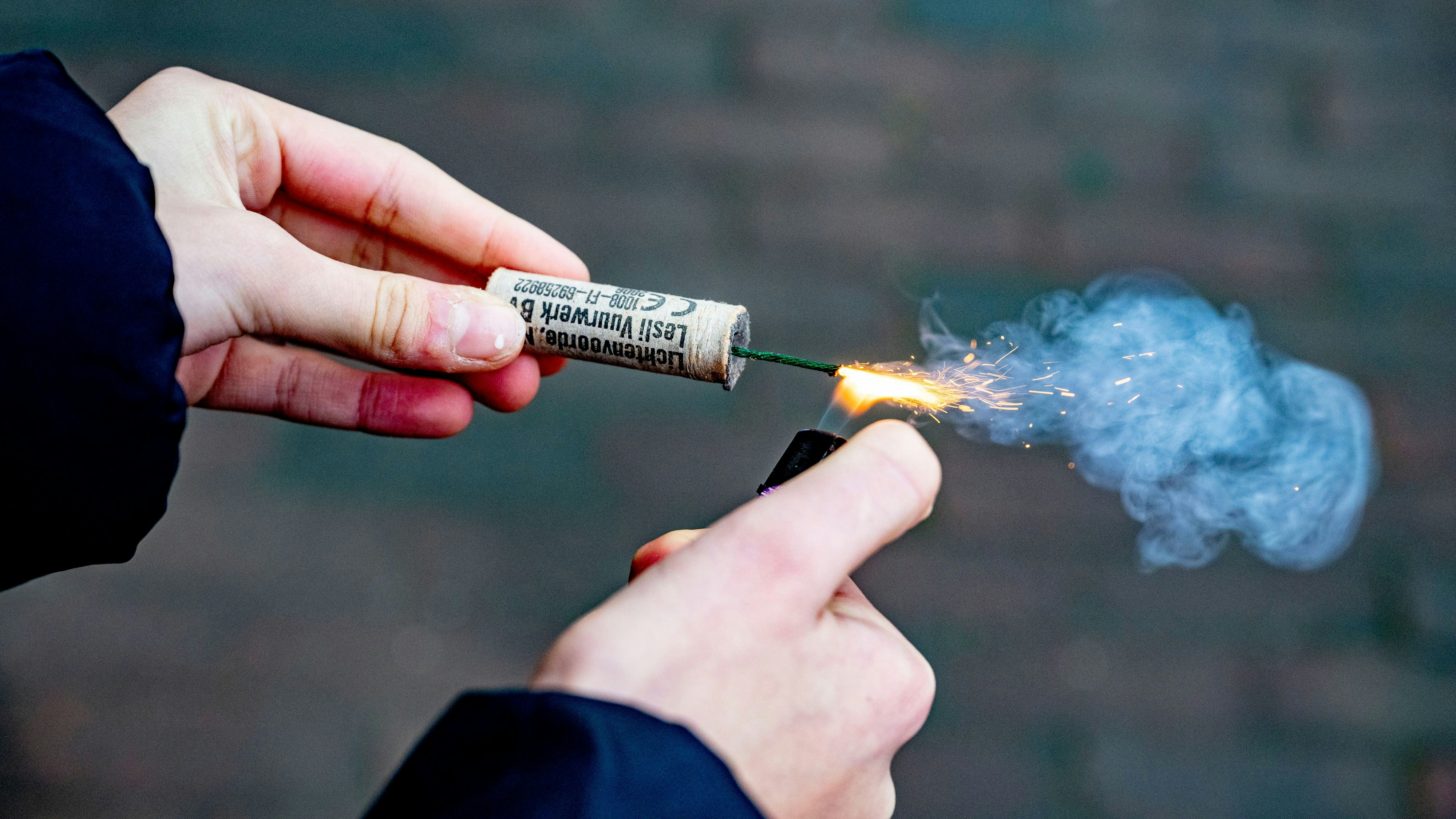 Junge Männer in Schöneberg beschossen sich gegenseitig mit Böllern. (Symbolbild)